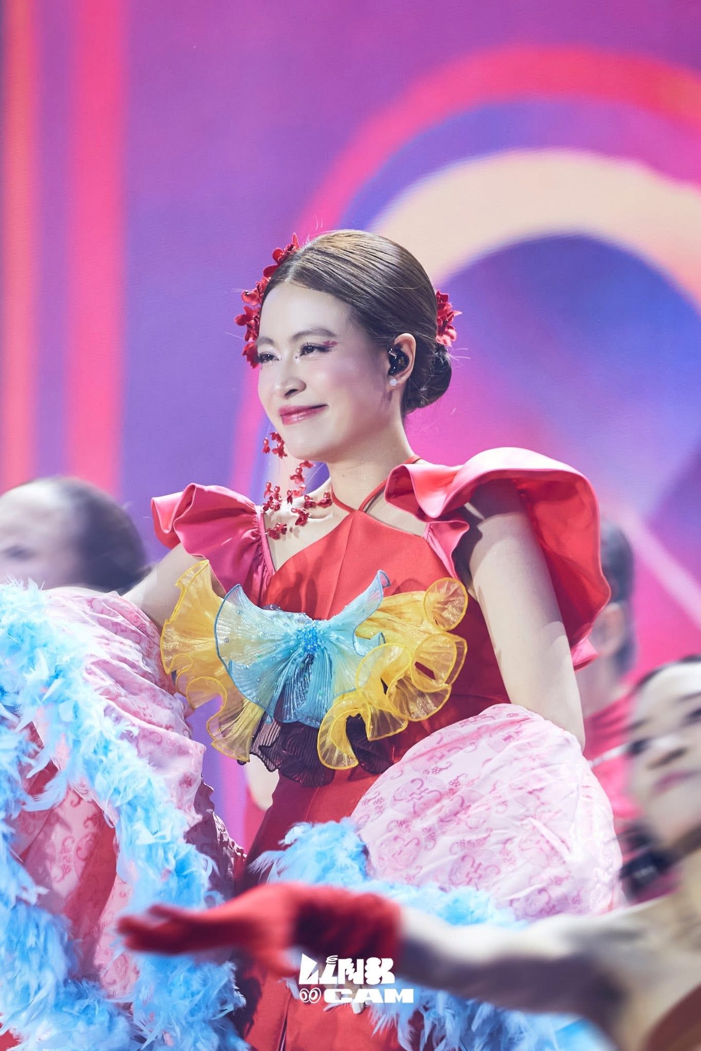 HOZO City Tết Fest 2025: 3 đ&ecirc;m nhạc b&ugrave;ng nổ c&ugrave;ng Mỹ T&acirc;m, SOOBIN v&agrave; d&agrave;n sao đỉnh cao, Đức Ph&uacute;c &ldquo;se duy&ecirc;n&rdquo; m&agrave;n cầu h&ocirc;n 102 triệu đồng- Ảnh 3.