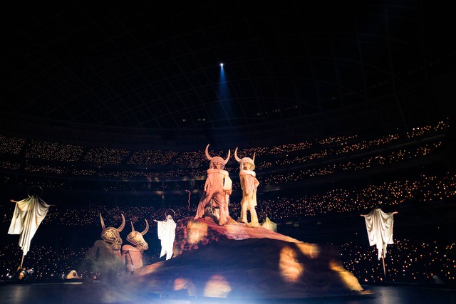 Mỹ nh&acirc;n vung 760 tỷ cưỡi trăn 30m, 20 sinh vật chạy khắp SVĐ khiến 120.000 người &ldquo;bị hạ gục&rdquo;- Ảnh 9.