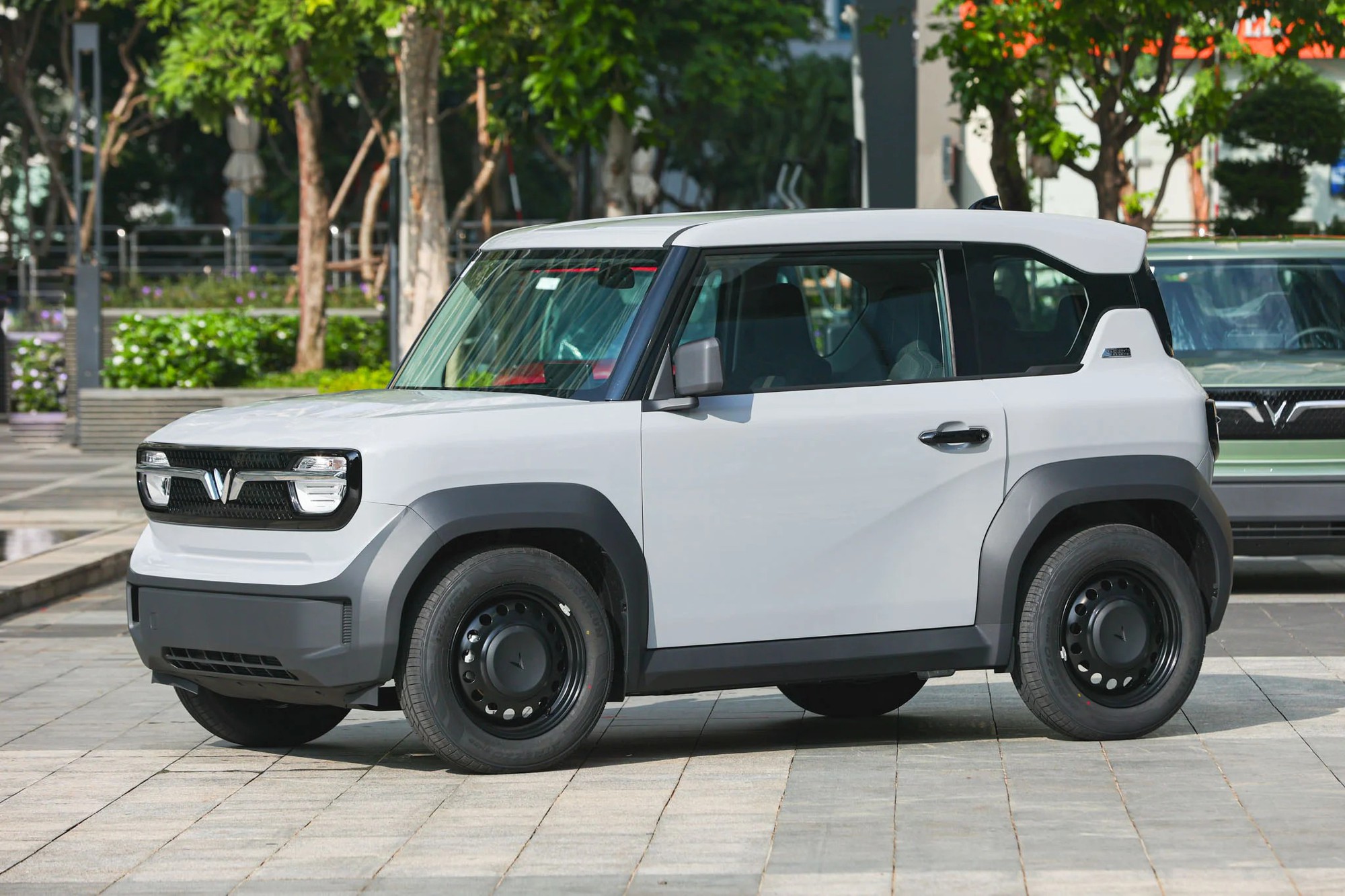 Rộ tin VinFast VF 3 sắp th&ecirc;m bản cao cấp: Gi&aacute; dự kiến 315 triệu đồng, th&ecirc;m gương điện, camera l&ugrave;i để chủ xe đỡ phải độ- Ảnh 1.