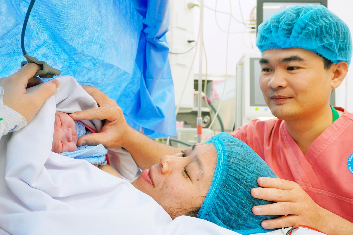 Những tiếng kh&oacute;c trong veo đ&ecirc;m giao thừa: M&ugrave;a xu&acirc;n bắt đầu từ ph&ograve;ng sinh- Ảnh 2.