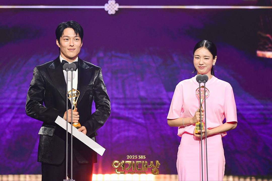 Cặp đ&ocirc;i ng&ocirc;n t&igrave;nh c&ocirc;ng khai t&igrave;nh tứ qu&aacute; mức cho ph&eacute;p ngay tr&ecirc;n s&oacute;ng trực tiếp, 2 anh chị y&ecirc;u nhau thật đấy &agrave;?- Ảnh 2.