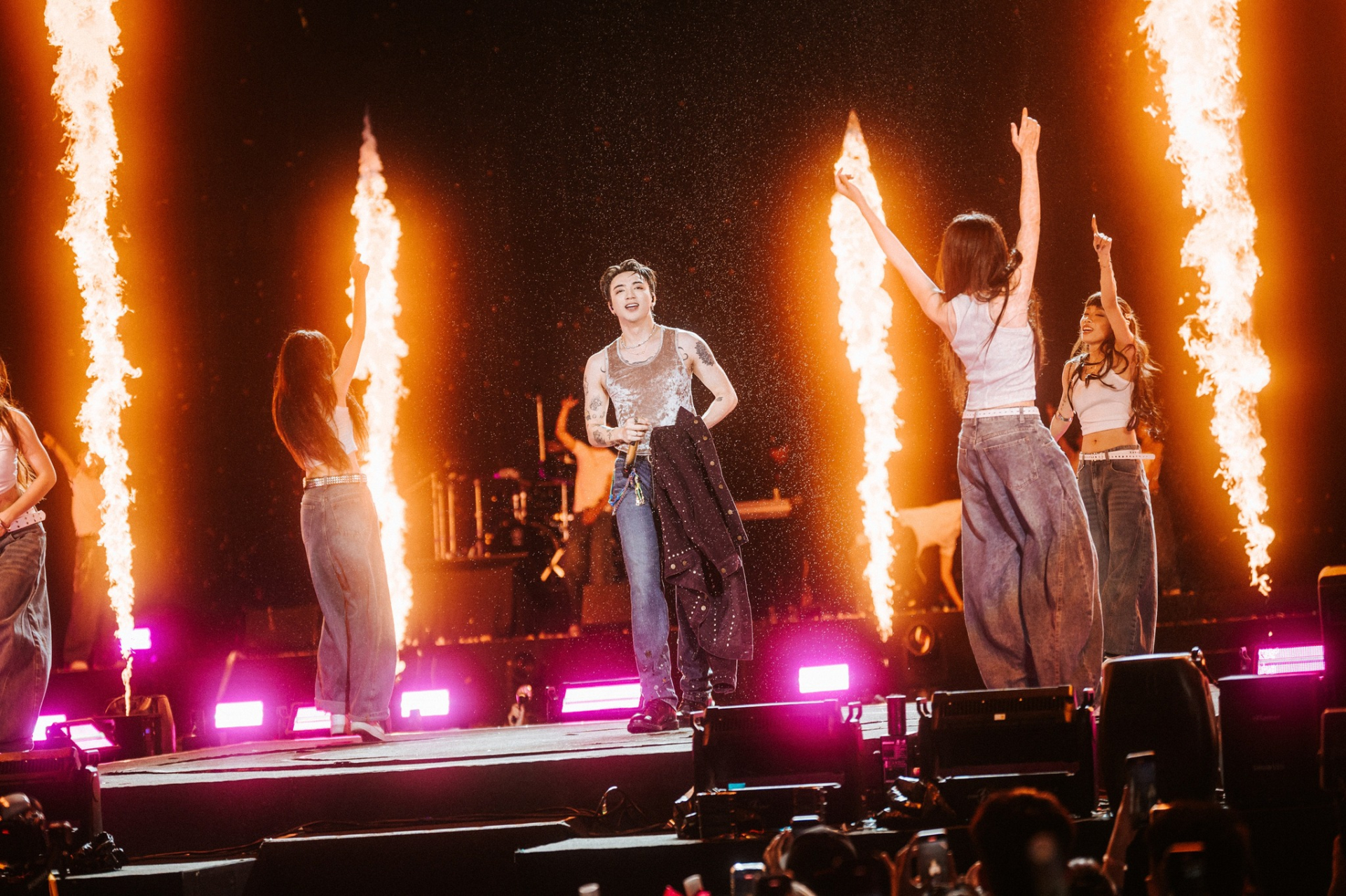 HOZO City Tết Fest 2025: 3 đ&ecirc;m nhạc b&ugrave;ng nổ c&ugrave;ng Mỹ T&acirc;m, SOOBIN v&agrave; d&agrave;n sao đỉnh cao, Đức Ph&uacute;c &ldquo;se duy&ecirc;n&rdquo; m&agrave;n cầu h&ocirc;n 102 triệu đồng- Ảnh 7.