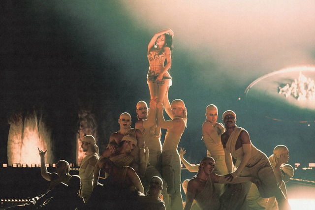 Mỹ nh&acirc;n vung 760 tỷ cưỡi trăn 30m, 20 sinh vật chạy khắp SVĐ khiến 120.000 người &ldquo;bị hạ gục&rdquo;- Ảnh 6.