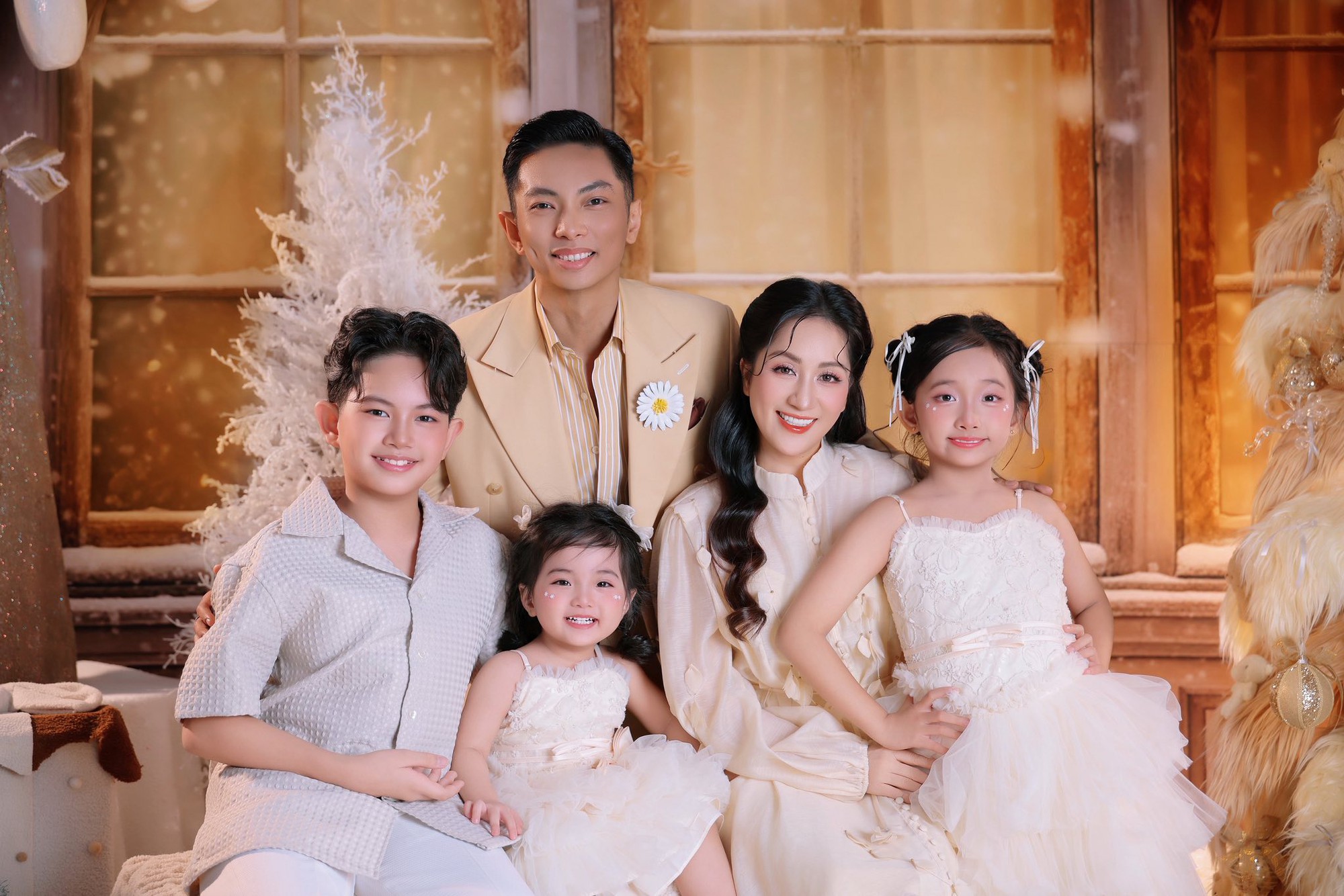 Nh&agrave; Kh&aacute;nh Thi - Phan Hiển to&agrave;n cực phẩm: Bộ ảnh đầu năm xịn x&ograve;, visual 3 