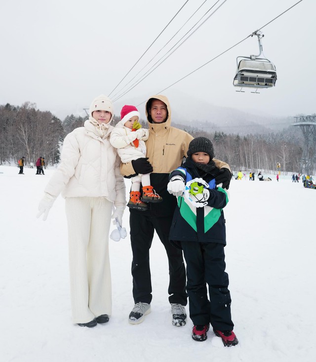 Văn Quyết v&agrave; &aacute;i nữ cựu chủ tịch CLB S&agrave;i G&ograve;n hạnh ph&uacute;c thế!- Ảnh 1.