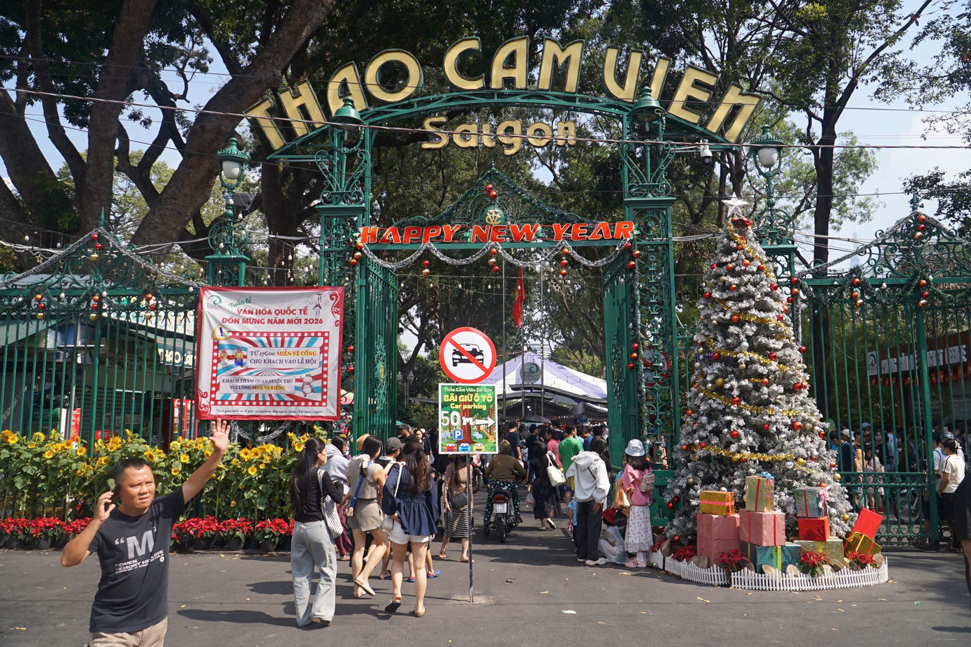 D&ograve;ng người đ&ocirc;ng nghịt đổ về Thảo Cầm Vi&ecirc;n, Suối Ti&ecirc;n ng&agrave;y đầu năm- Ảnh 1.