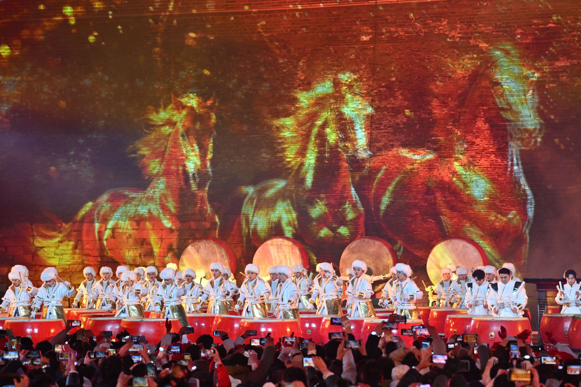 M&agrave;n tr&igrave;nh diễn &aacute;nh s&aacute;ng v&agrave; đếm ngược ấn tượng đ&oacute;n năm mới tại Vạn L&yacute; Trường Th&agrave;nh- Ảnh 7.