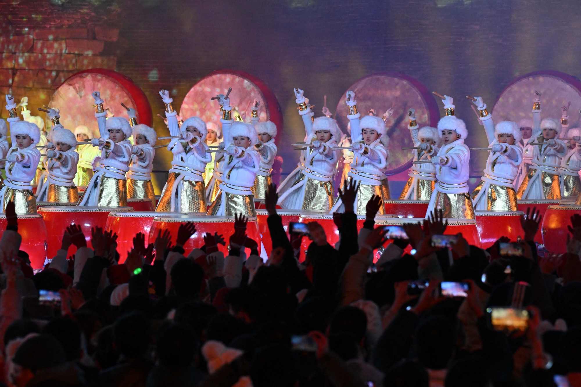 M&agrave;n tr&igrave;nh diễn &aacute;nh s&aacute;ng v&agrave; đếm ngược ấn tượng đ&oacute;n năm mới tại Vạn L&yacute; Trường Th&agrave;nh- Ảnh 6.