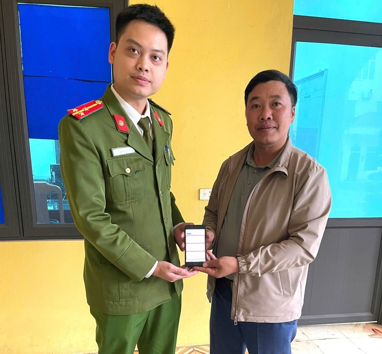 Sau khi 1 người đ&agrave;n &ocirc;ng đến VietinBank chuyển khoản 700 triệu đồng cho thanh ni&ecirc;n SN 2003, c&ocirc;ng an v&agrave; ng&acirc;n h&agrave;ng phải v&agrave;o cuộc gấp- Ảnh 1.