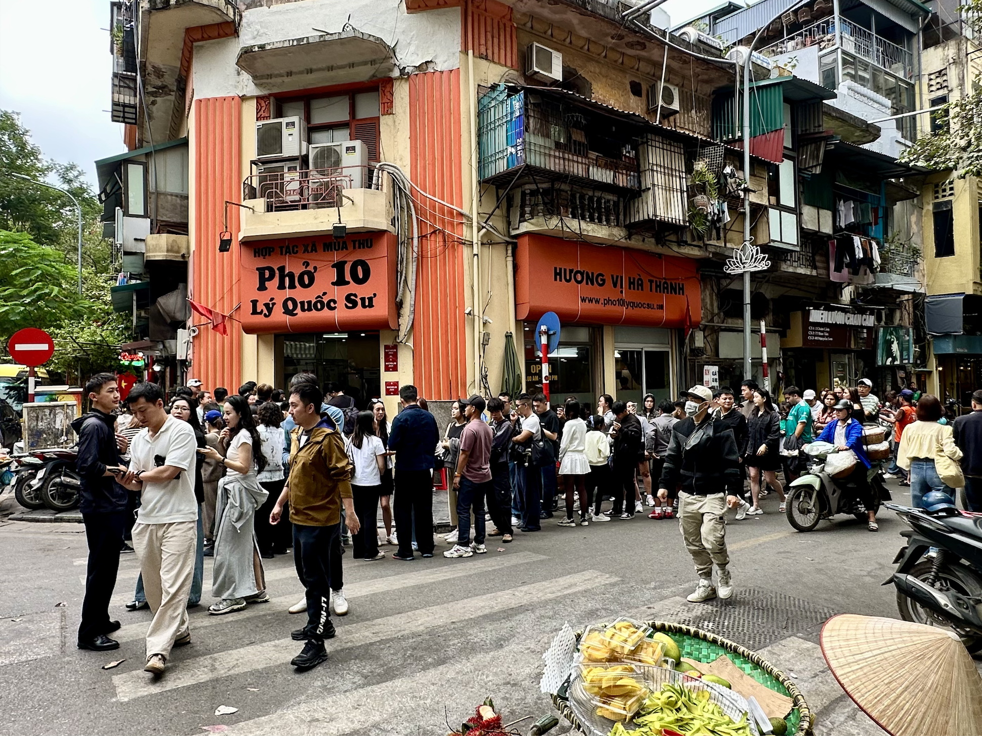 Đ&uacute;ng 1/1/2026, nhiều nơi tại trung t&acirc;m H&agrave; Nội đ&ocirc;ng nghịt người xếp h&agrave;ng, chuyện g&igrave; đ&acirc;y?- Ảnh 6.