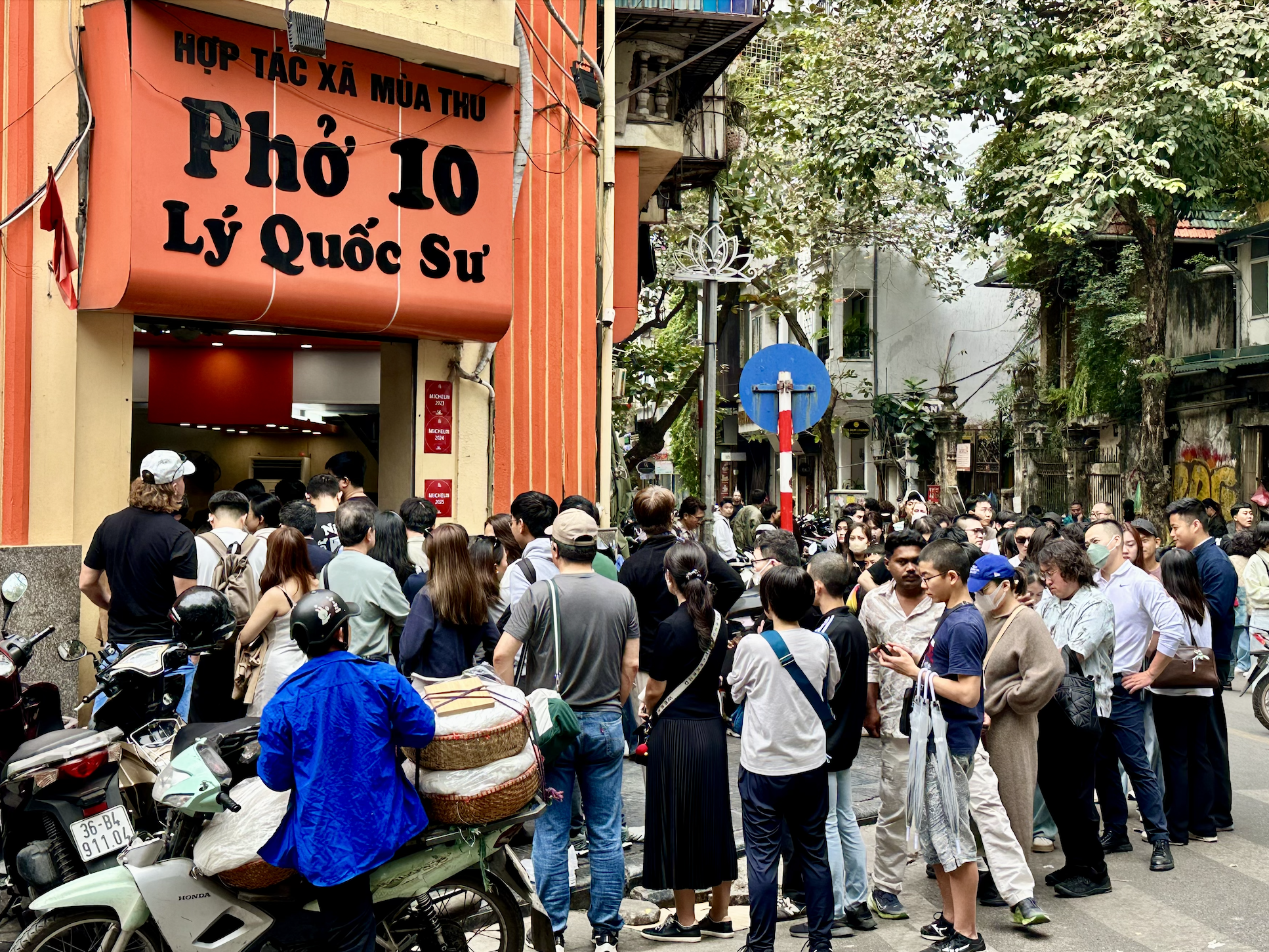 Đ&uacute;ng 1/1/2026, nhiều nơi tại trung t&acirc;m H&agrave; Nội đ&ocirc;ng nghịt người xếp h&agrave;ng, chuyện g&igrave; đ&acirc;y?- Ảnh 5.