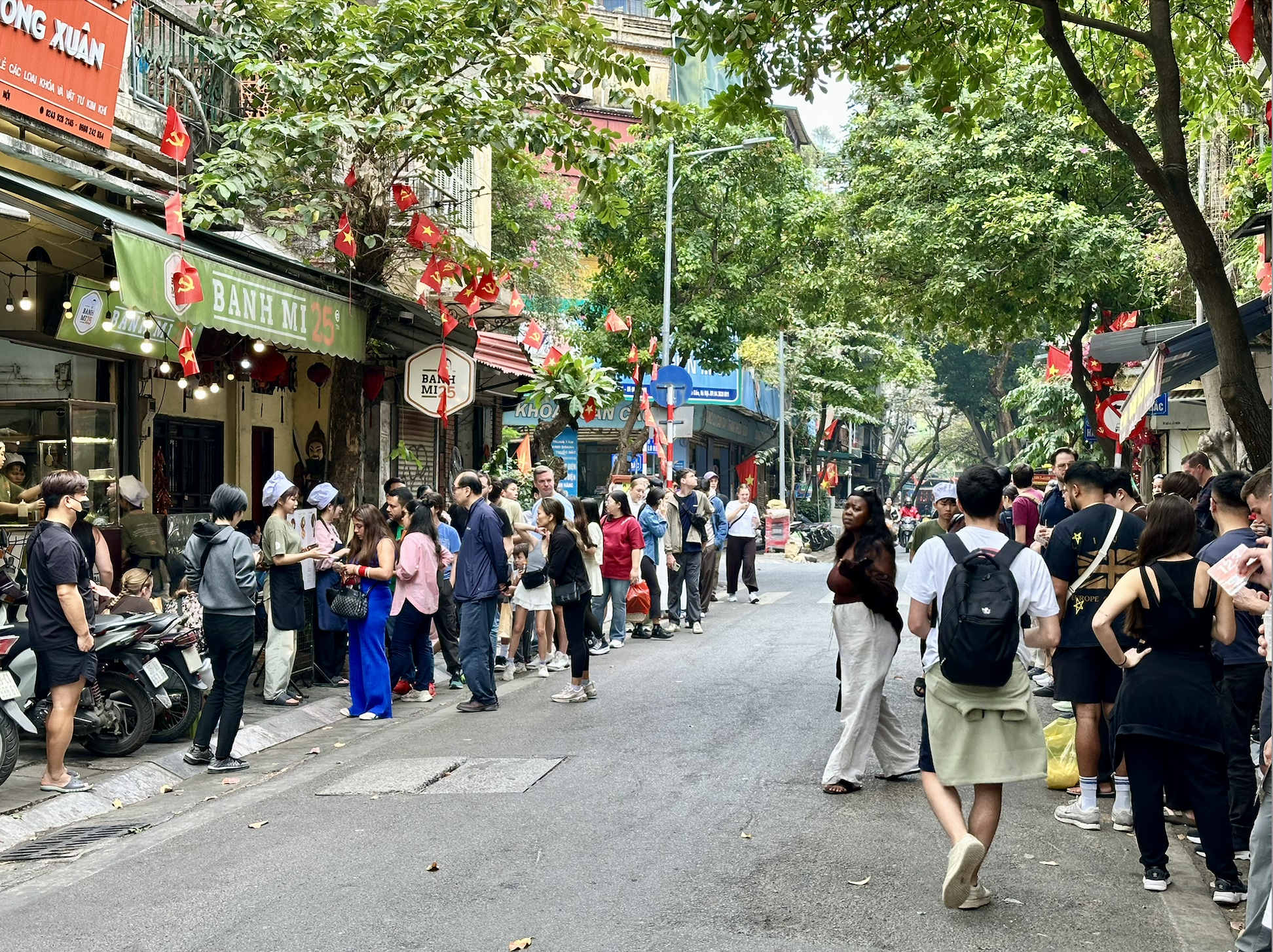 Đ&uacute;ng 1/1/2026, nhiều nơi tại trung t&acirc;m H&agrave; Nội đ&ocirc;ng nghịt người xếp h&agrave;ng, chuyện g&igrave; đ&acirc;y?- Ảnh 9.