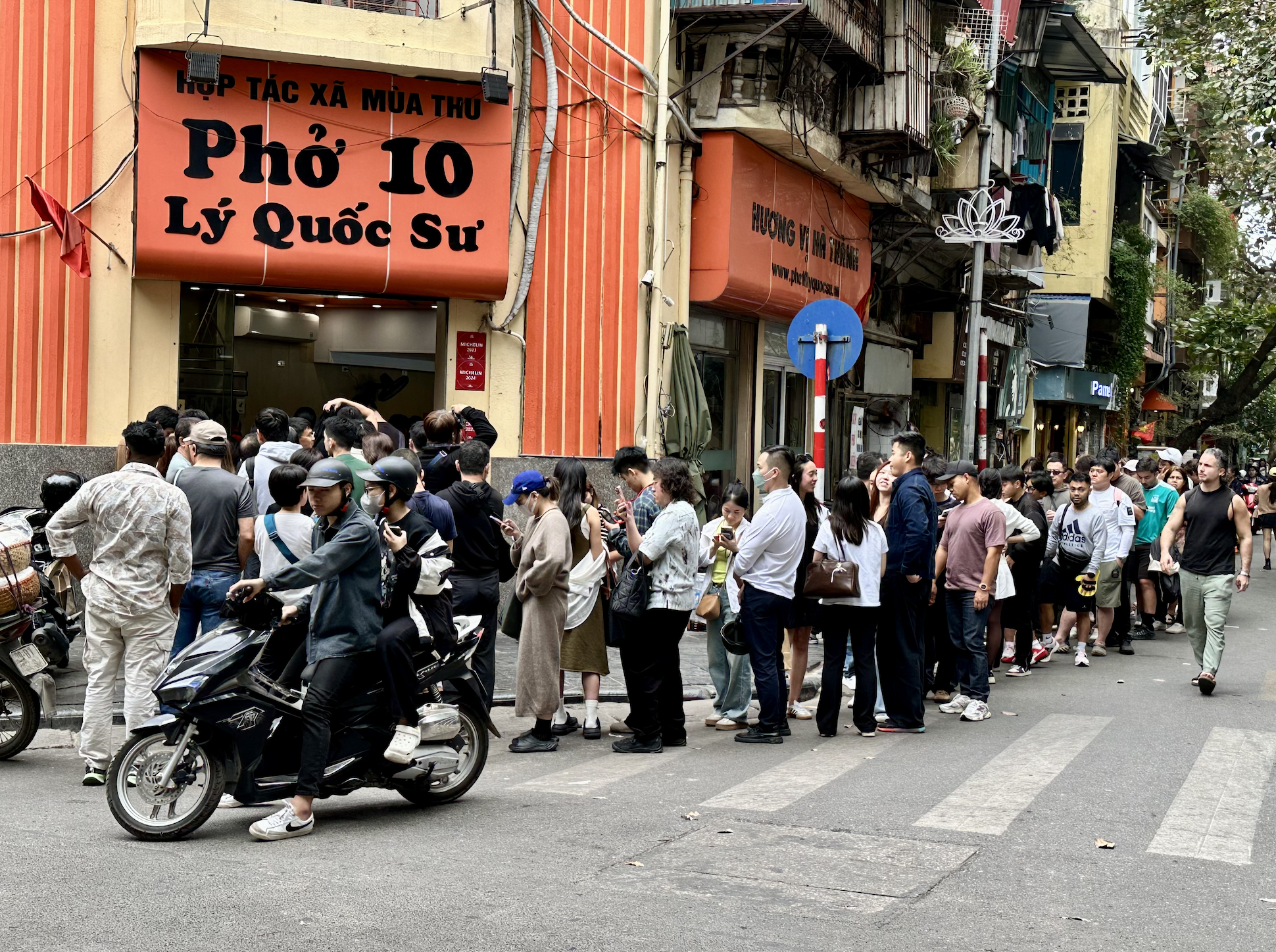 Đ&uacute;ng 1/1/2026, nhiều nơi tại trung t&acirc;m H&agrave; Nội đ&ocirc;ng nghịt người xếp h&agrave;ng, chuyện g&igrave; đ&acirc;y?- Ảnh 2.