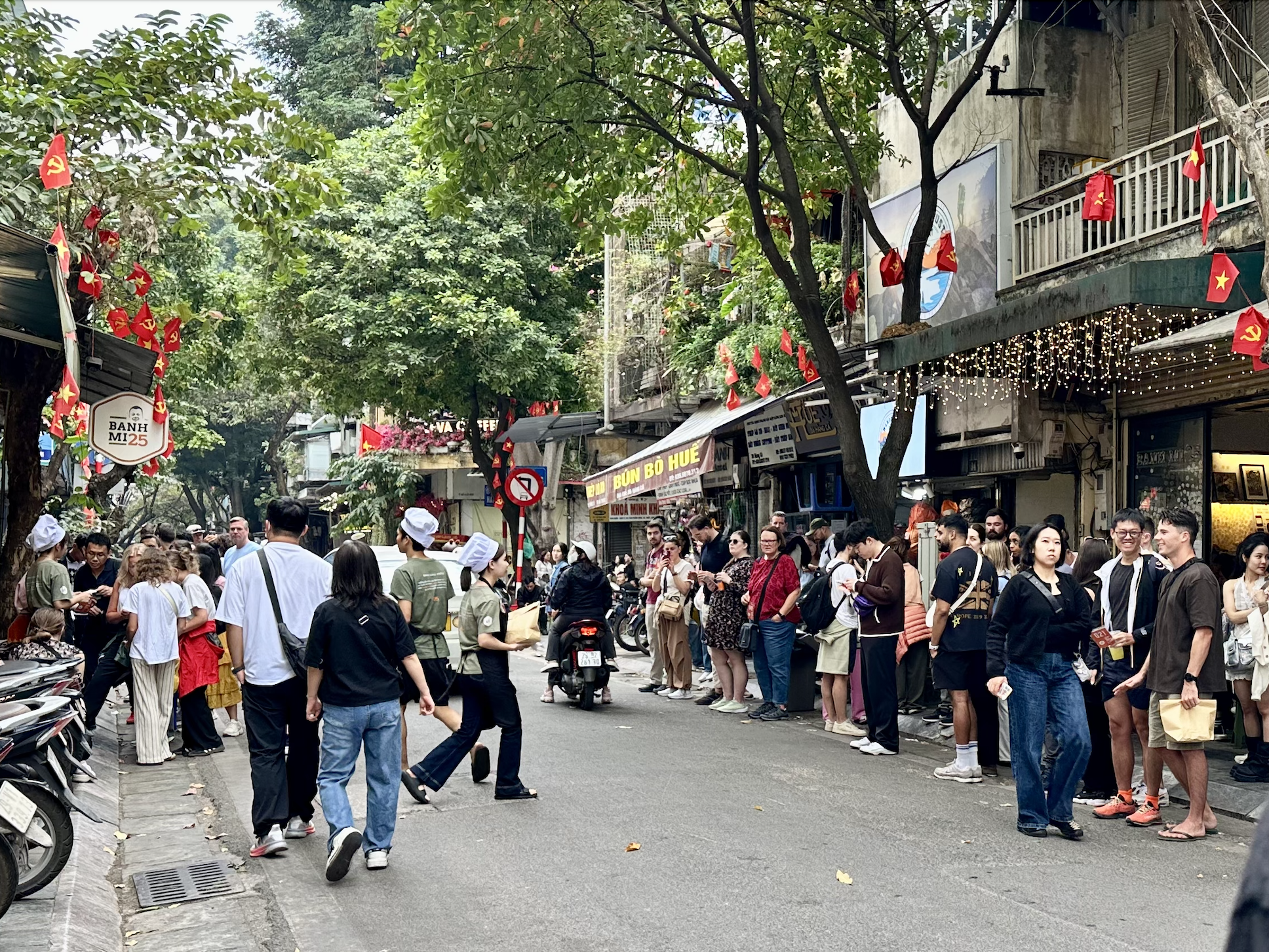 Đ&uacute;ng 1/1/2026, nhiều nơi tại trung t&acirc;m H&agrave; Nội đ&ocirc;ng nghịt người xếp h&agrave;ng, chuyện g&igrave; đ&acirc;y?- Ảnh 4.