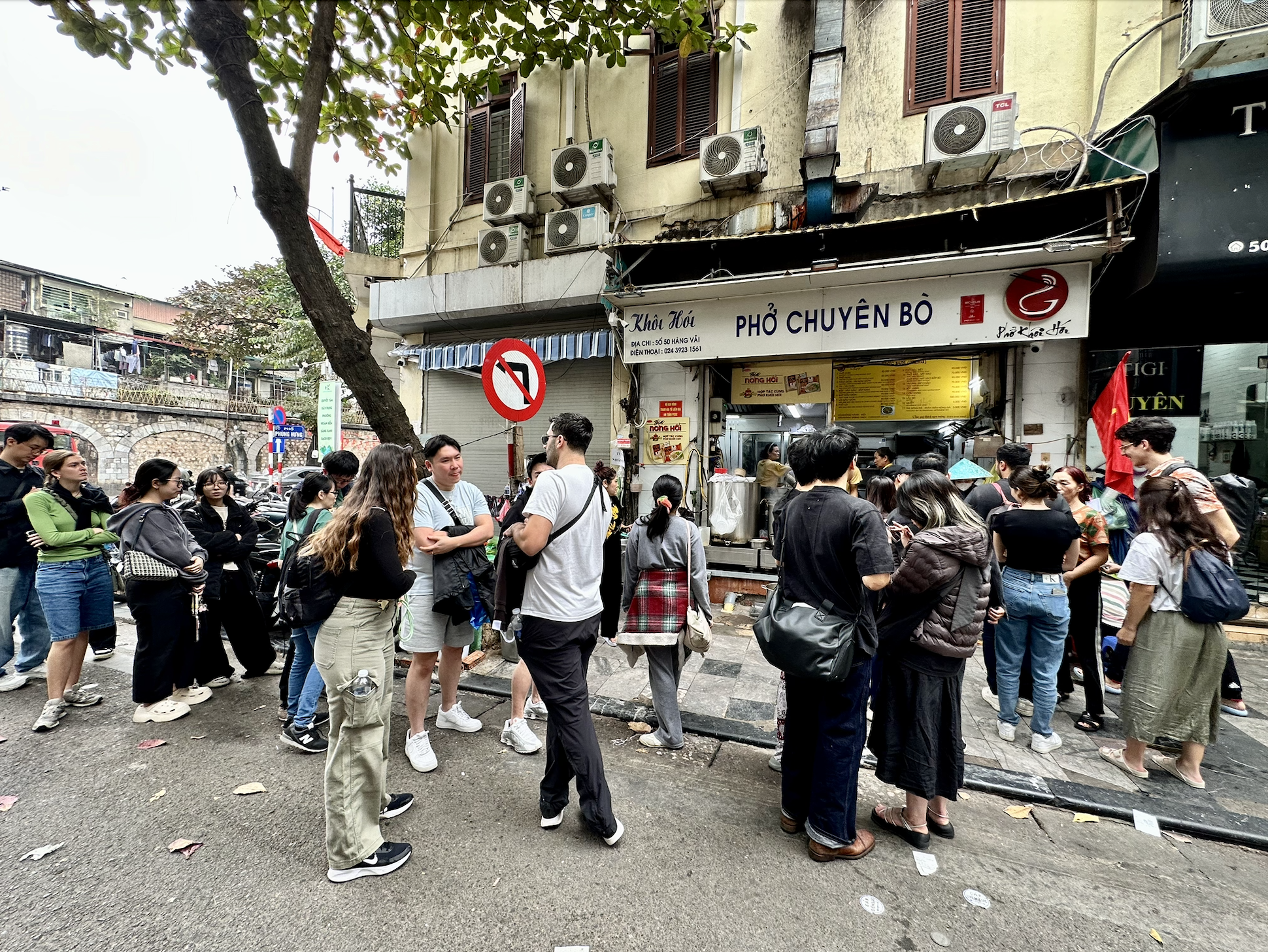 Đ&uacute;ng 1/1/2026, nhiều nơi tại trung t&acirc;m H&agrave; Nội đ&ocirc;ng nghịt người xếp h&agrave;ng, chuyện g&igrave; đ&acirc;y?- Ảnh 3.