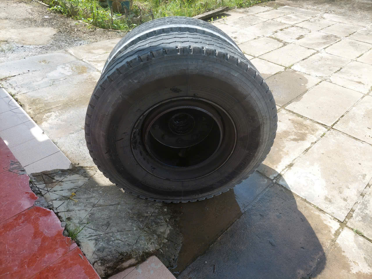 Kinh ho&agrave;ng khoảnh khắc b&aacute;nh xe sơ-mi rơ-mooc bay thẳng v&agrave;o 2 người phụ nữ- Ảnh 2.