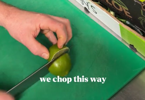 Cắt chanh tưởng đơn giản nhưng rất nhiều người làm sai: Đây mới là phương pháp chuẩn đầu bếp- Ảnh 1. Cắt chanh tưởng đơn giản nhưng rất nhiều người làm sai: Đây mới là phương pháp chuẩn đầu bếp- Ảnh 1.