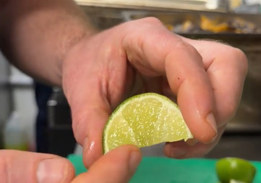 Cắt chanh tưởng đơn giản nhưng rất nhiều người làm sai: Đây mới là phương pháp chuẩn đầu bếp- Ảnh 3. Cắt chanh tưởng đơn giản nhưng rất nhiều người làm sai: Đây mới là phương pháp chuẩn đầu bếp- Ảnh 3.