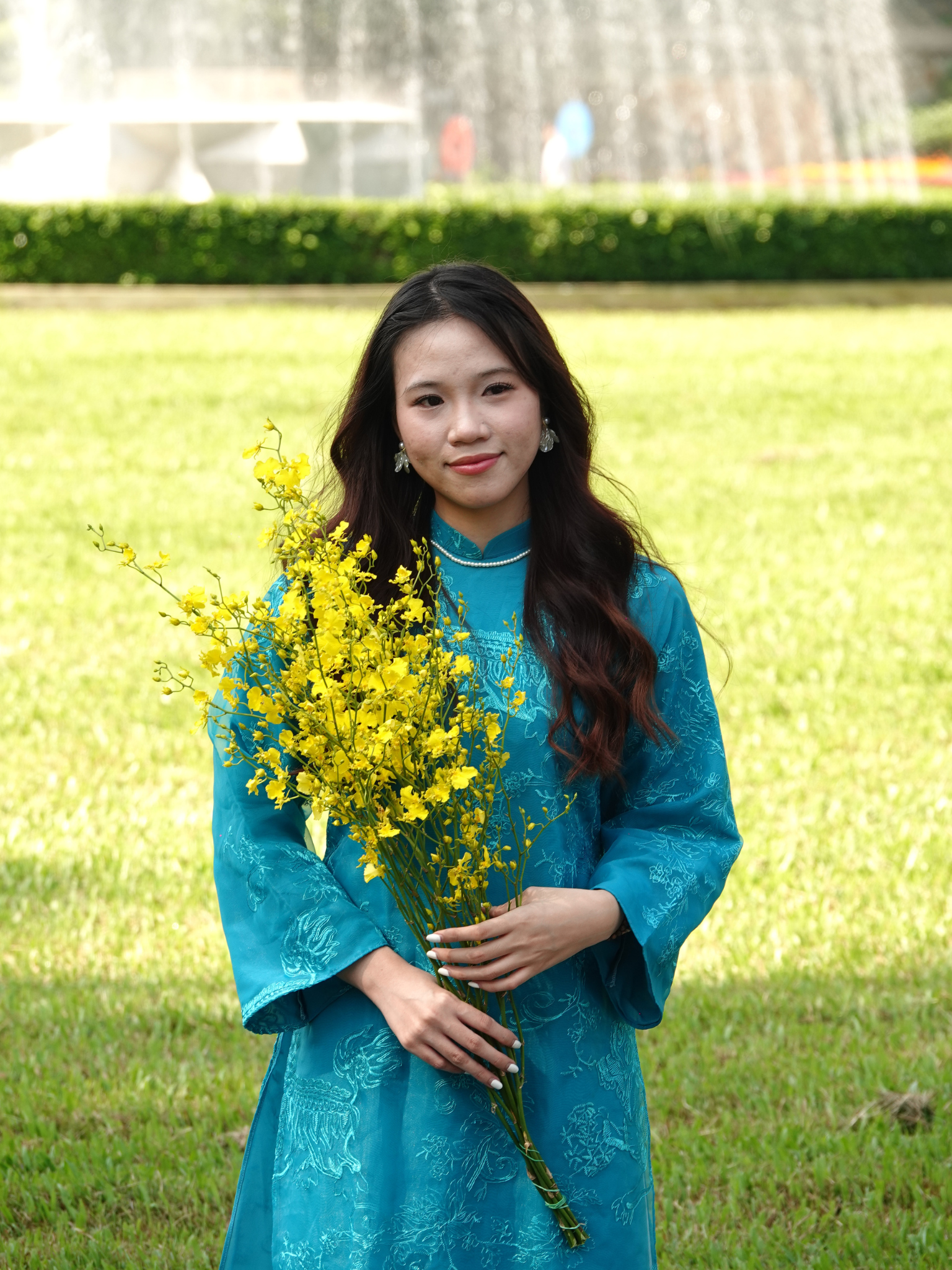 Đ&oacute;n đầu năm mới tại TP.HCM: N&agrave;ng thơ x&uacute;ng x&iacute;nh &aacute;o d&agrave;i k&iacute;n lối Dinh Độc Lập, c&agrave; ph&ecirc; đắt kh&aacute;ch hết sạch chỗ ngồi- Ảnh 6.