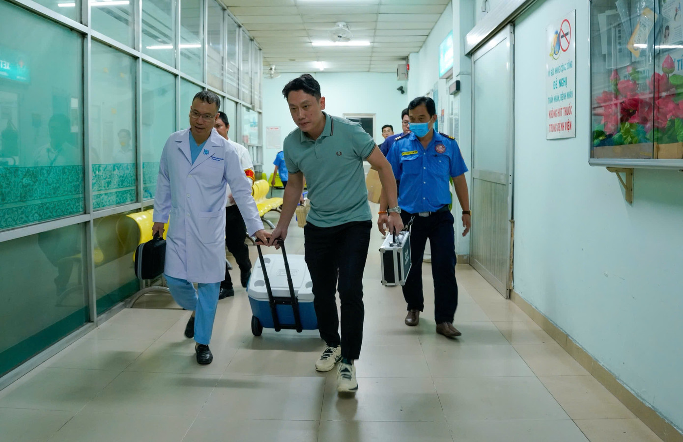 Ca gh&eacute;p tim chạy đua với tử thần cứu b&eacute; trai 15 tuổi- Ảnh 2.