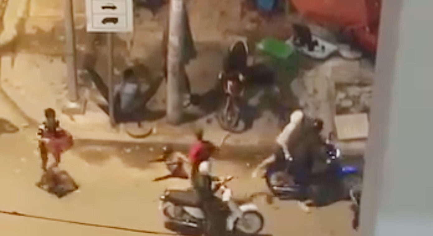 Nửa đ&ecirc;m 'quậy tưng' đường phố, nh&oacute;m đối tượng bị c&ocirc;ng an TP.HCM mời l&agrave;m việc- Ảnh 2.