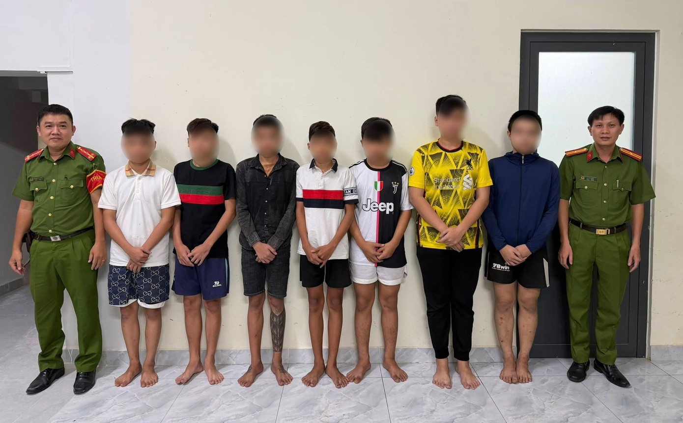 Nửa đ&ecirc;m 'quậy tưng' đường phố, nh&oacute;m đối tượng bị c&ocirc;ng an TP.HCM mời l&agrave;m việc- Ảnh 3.