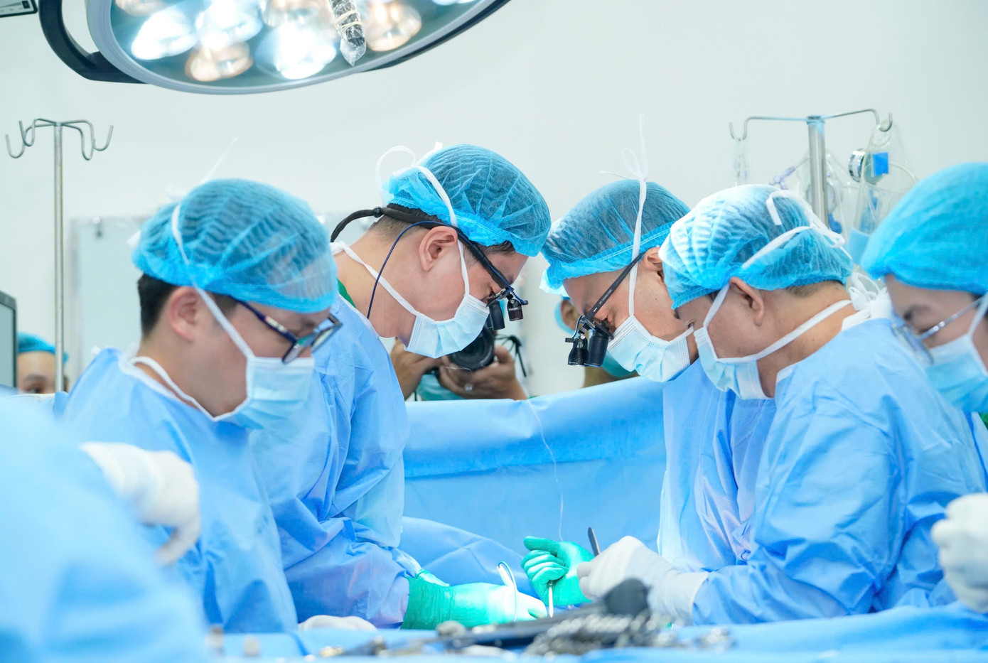 Ca gh&eacute;p tim chạy đua với tử thần cứu b&eacute; trai 15 tuổi- Ảnh 4.