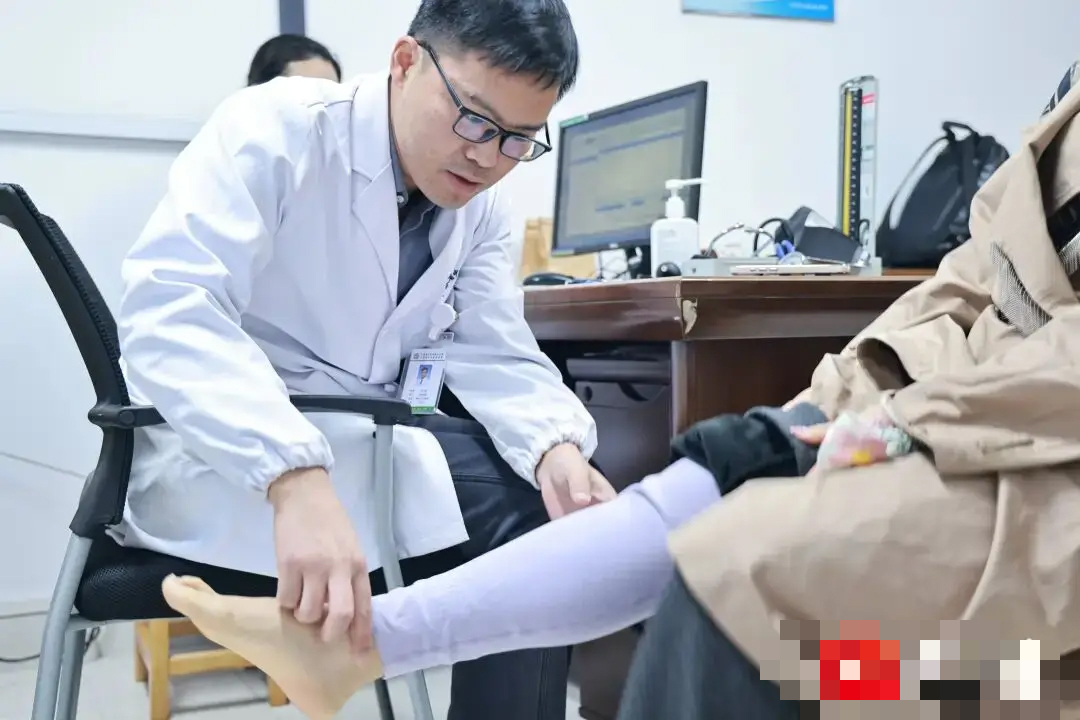 Người phụ nữ 37 tuổi bị cục m&aacute;u đ&ocirc;ng su&yacute;t chết do uống 1 thứ trị mụn hơn 1 th&aacute;ng- Ảnh 1.