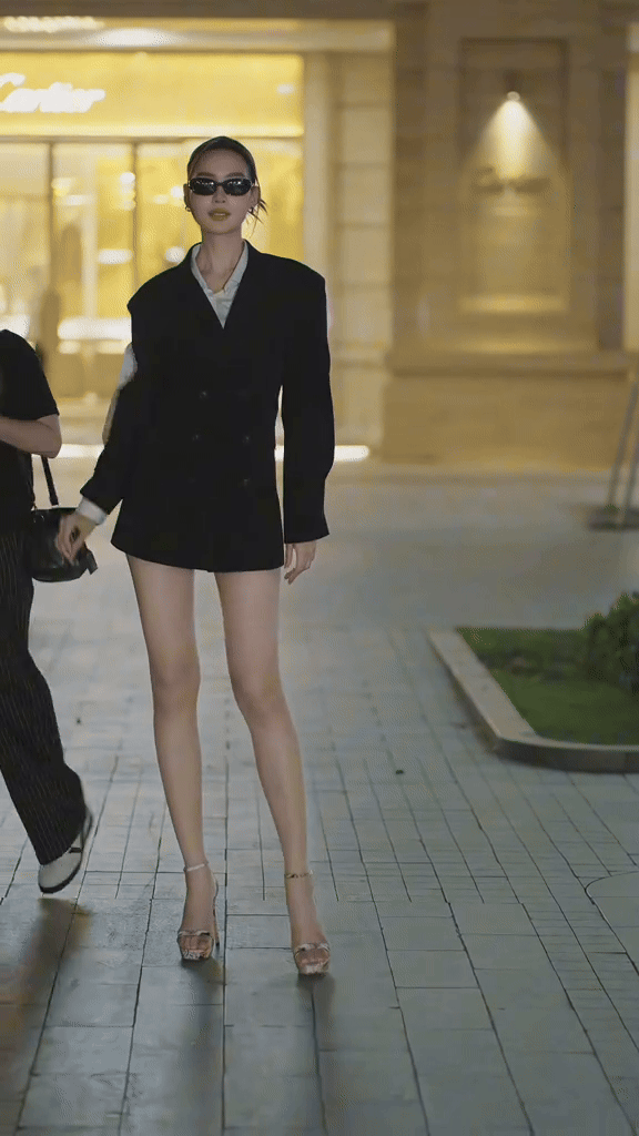 Khung hình gây náo loạn đầu năm của Hoa hậu cao nhất Việt Nam và nhạc sĩ Nguyễn Văn Chung- Ảnh 6. Khung hình gây náo loạn đầu năm của Hoa hậu cao nhất Việt Nam và nhạc sĩ Nguyễn Văn Chung- Ảnh 6.