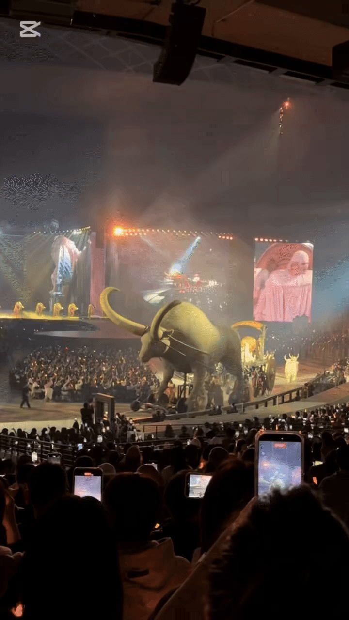 Mỹ nh&acirc;n vung 760 tỷ cưỡi trăn 30m, 20 sinh vật chạy khắp SVĐ khiến 120.000 người &ldquo;bị hạ gục&rdquo;- Ảnh 5.