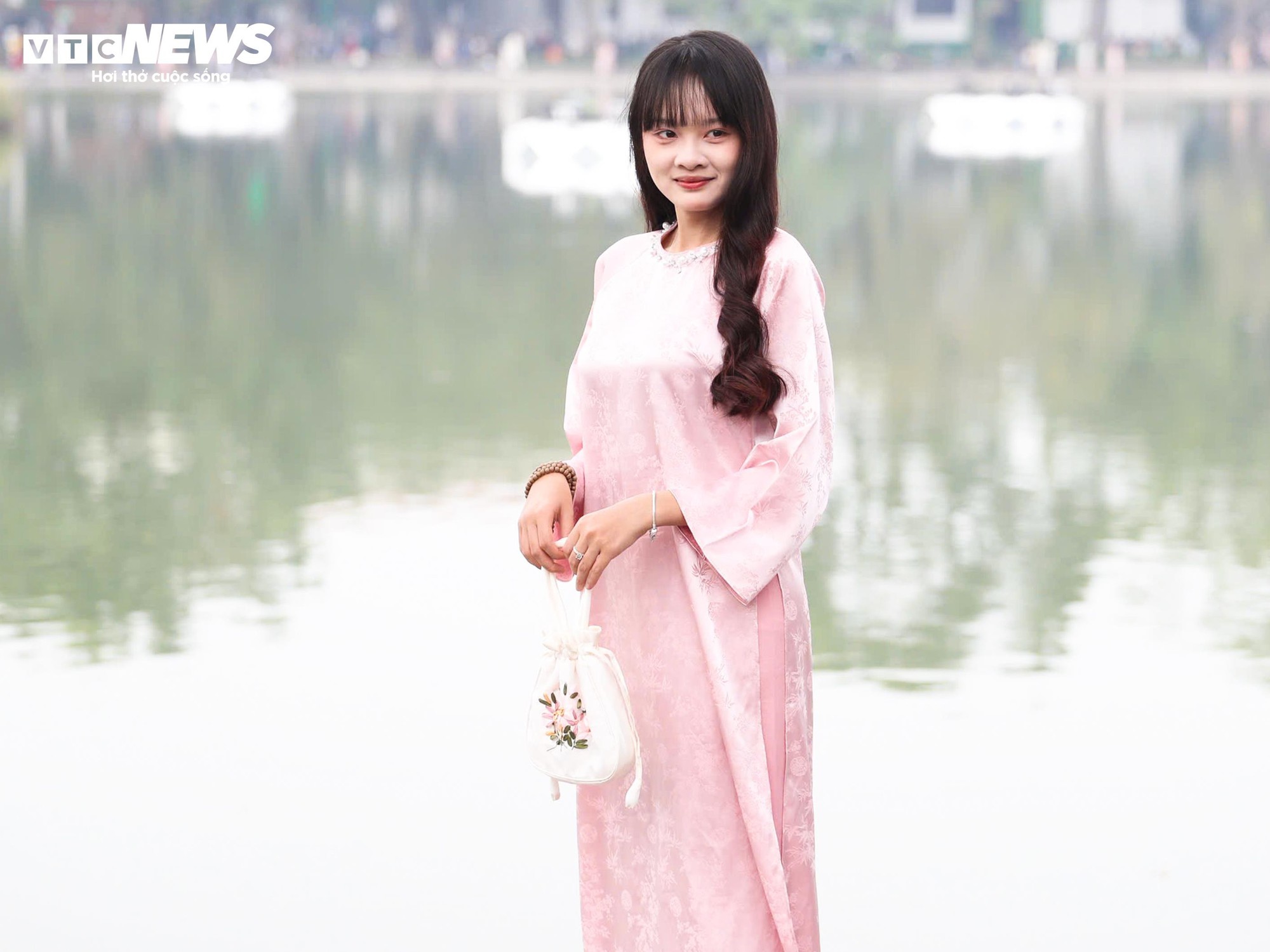 Người H&agrave; Nội đổ về Hồ Gươm, diện &aacute;o d&agrave;i chụp ảnh trong ng&agrave;y đầu năm mới- Ảnh 8.