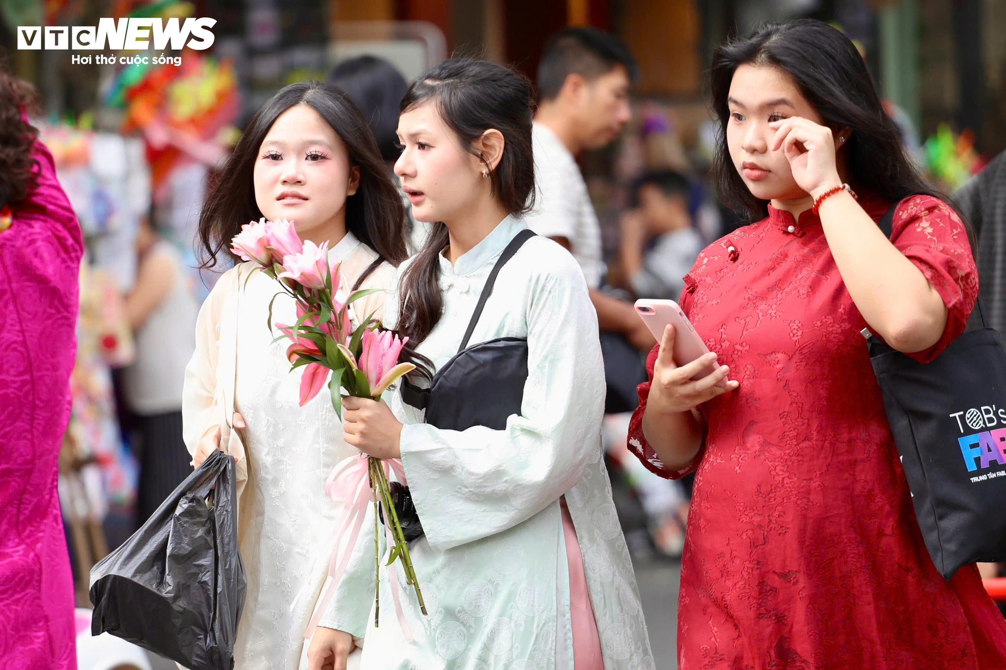 Người H&agrave; Nội đổ về Hồ Gươm, diện &aacute;o d&agrave;i chụp ảnh trong ng&agrave;y đầu năm mới- Ảnh 9.