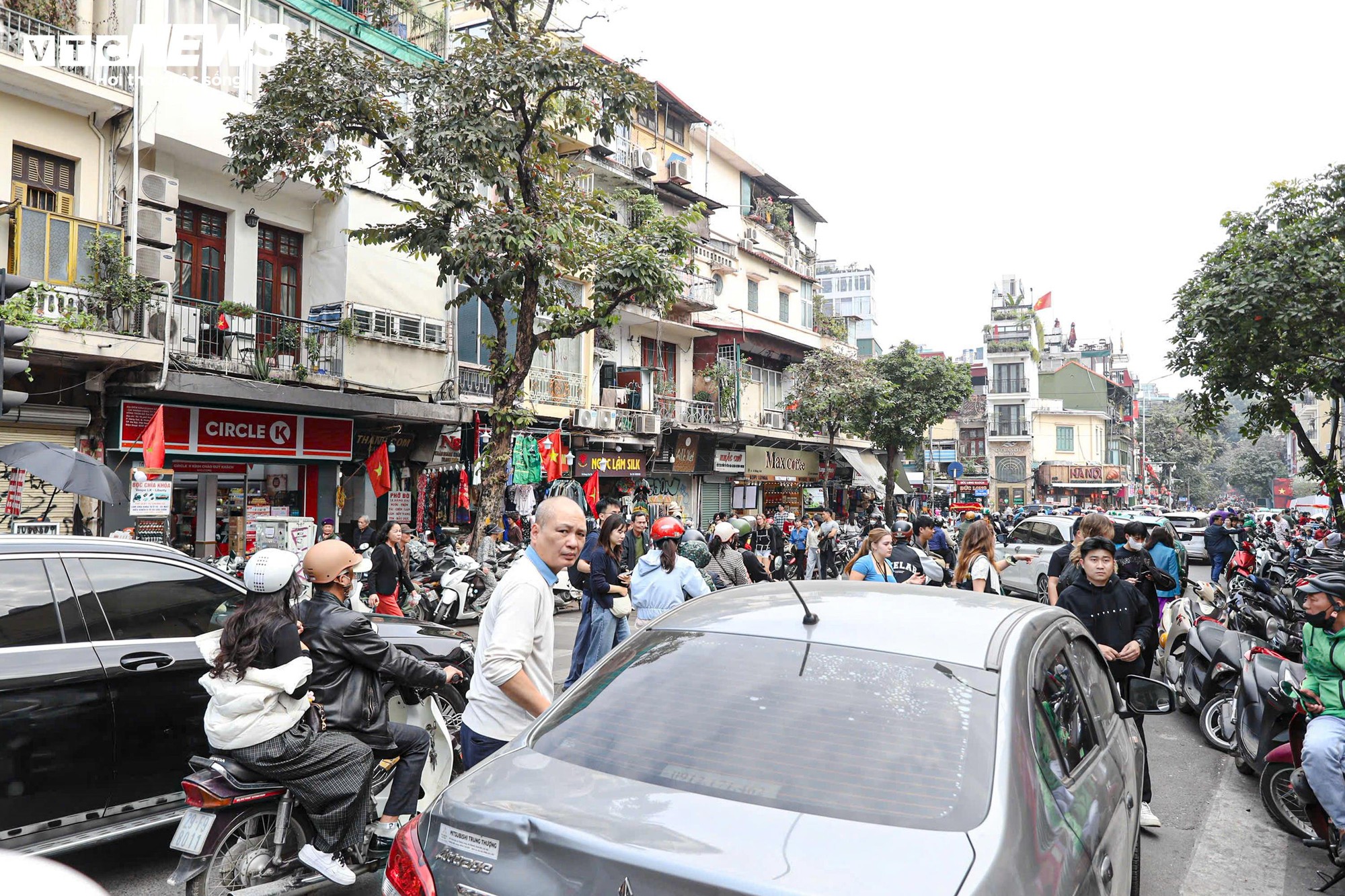 Người H&agrave; Nội đổ về Hồ Gươm, diện &aacute;o d&agrave;i chụp ảnh trong ng&agrave;y đầu năm mới- Ảnh 1.