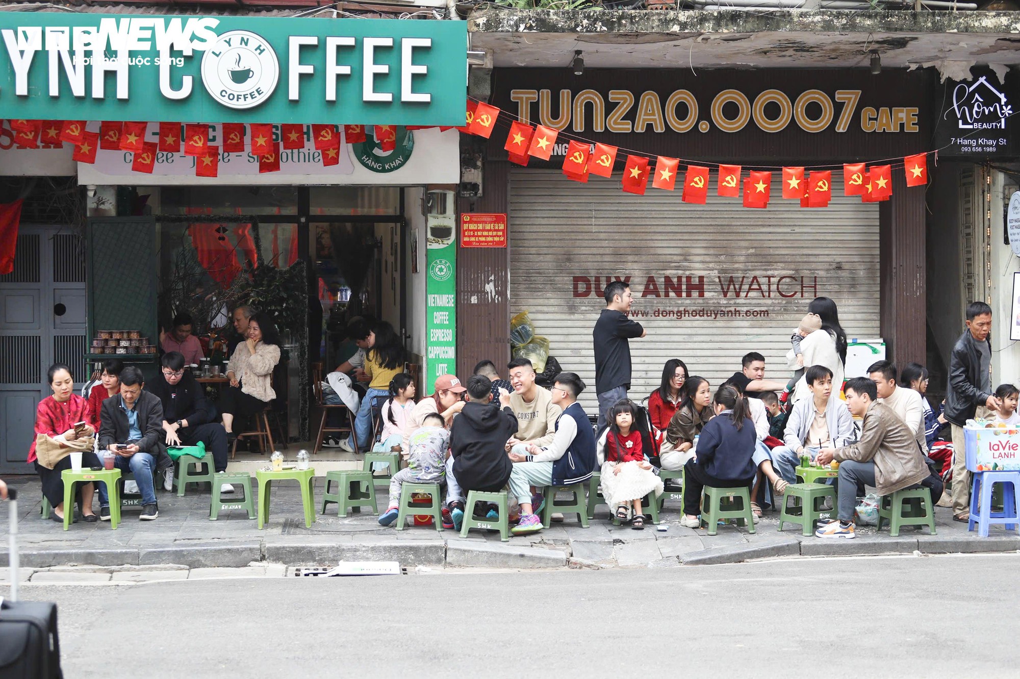 Người H&agrave; Nội đổ về Hồ Gươm, diện &aacute;o d&agrave;i chụp ảnh trong ng&agrave;y đầu năm mới- Ảnh 13.