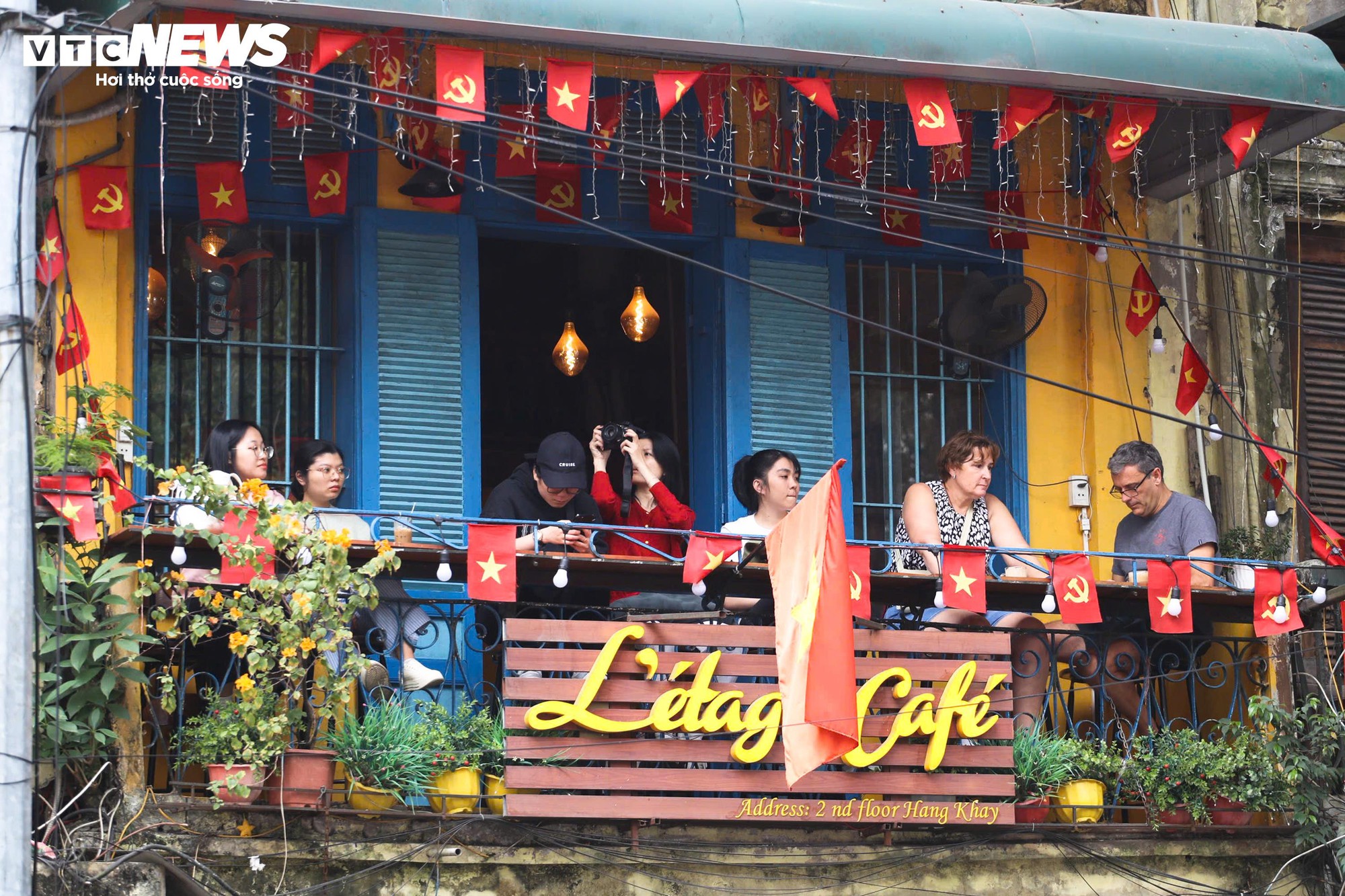 Người H&agrave; Nội đổ về Hồ Gươm, diện &aacute;o d&agrave;i chụp ảnh trong ng&agrave;y đầu năm mới- Ảnh 14.