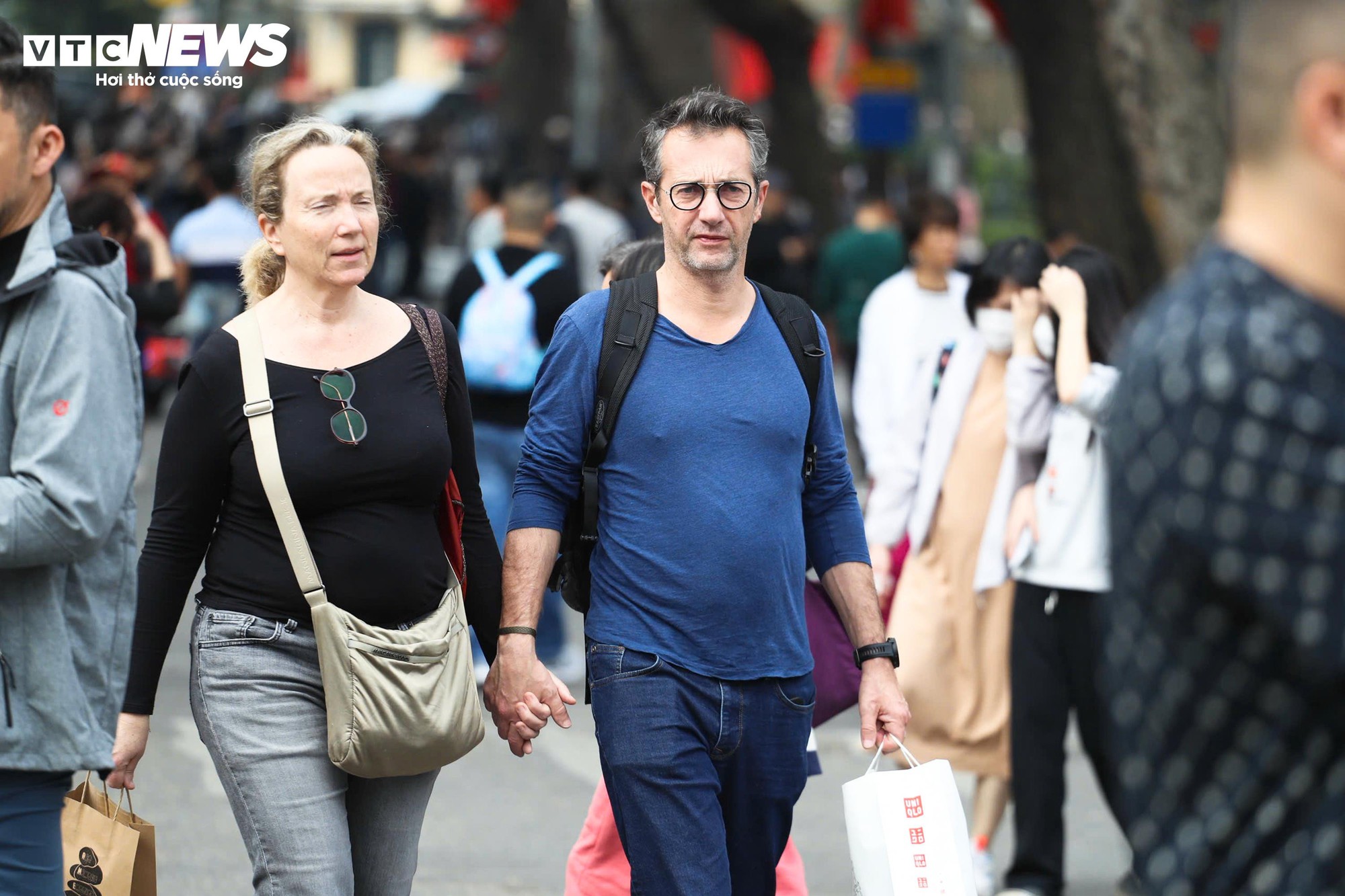 Người H&agrave; Nội đổ về Hồ Gươm, diện &aacute;o d&agrave;i chụp ảnh trong ng&agrave;y đầu năm mới- Ảnh 15.