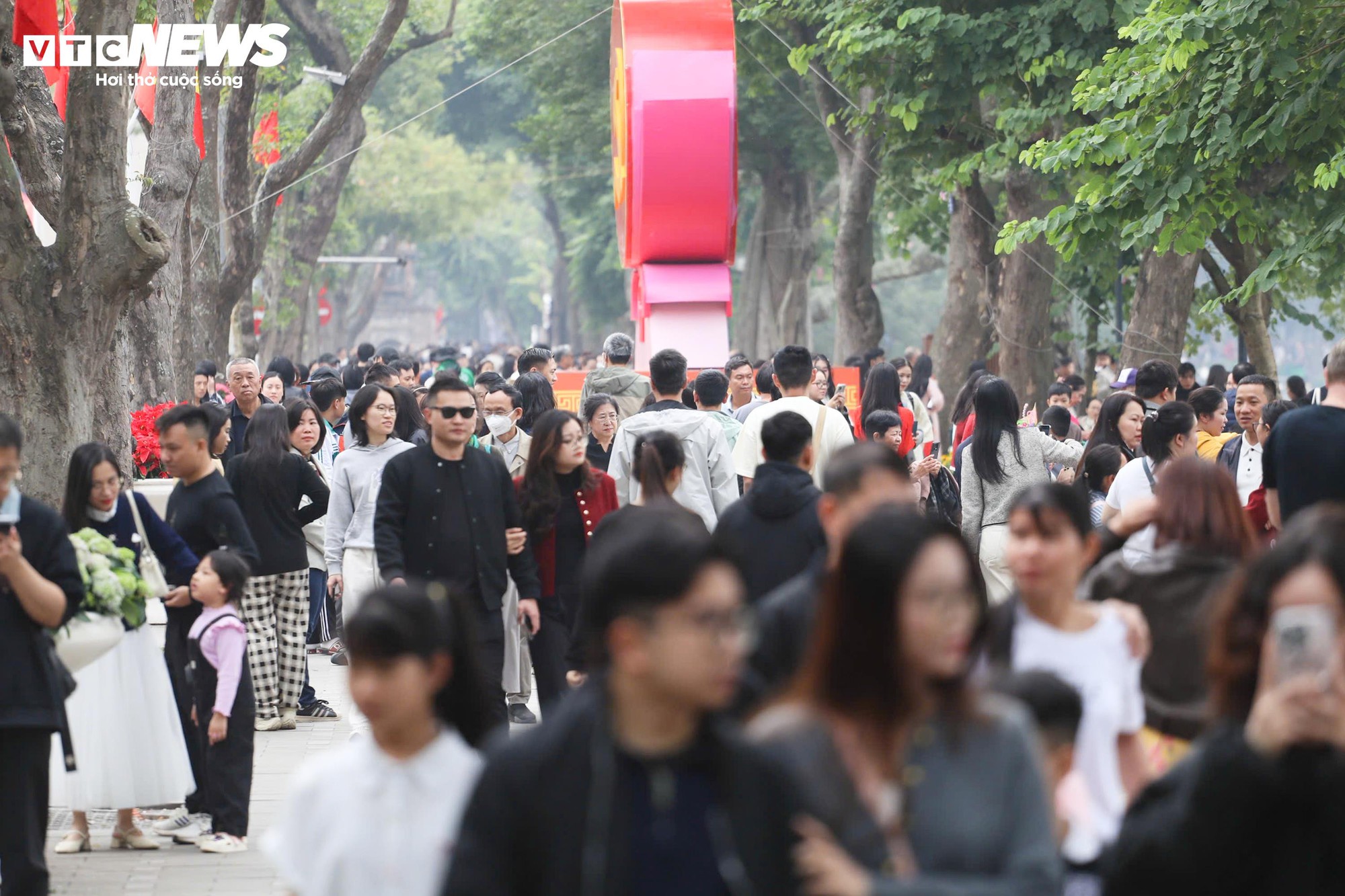 Người H&agrave; Nội đổ về Hồ Gươm, diện &aacute;o d&agrave;i chụp ảnh trong ng&agrave;y đầu năm mới- Ảnh 16.