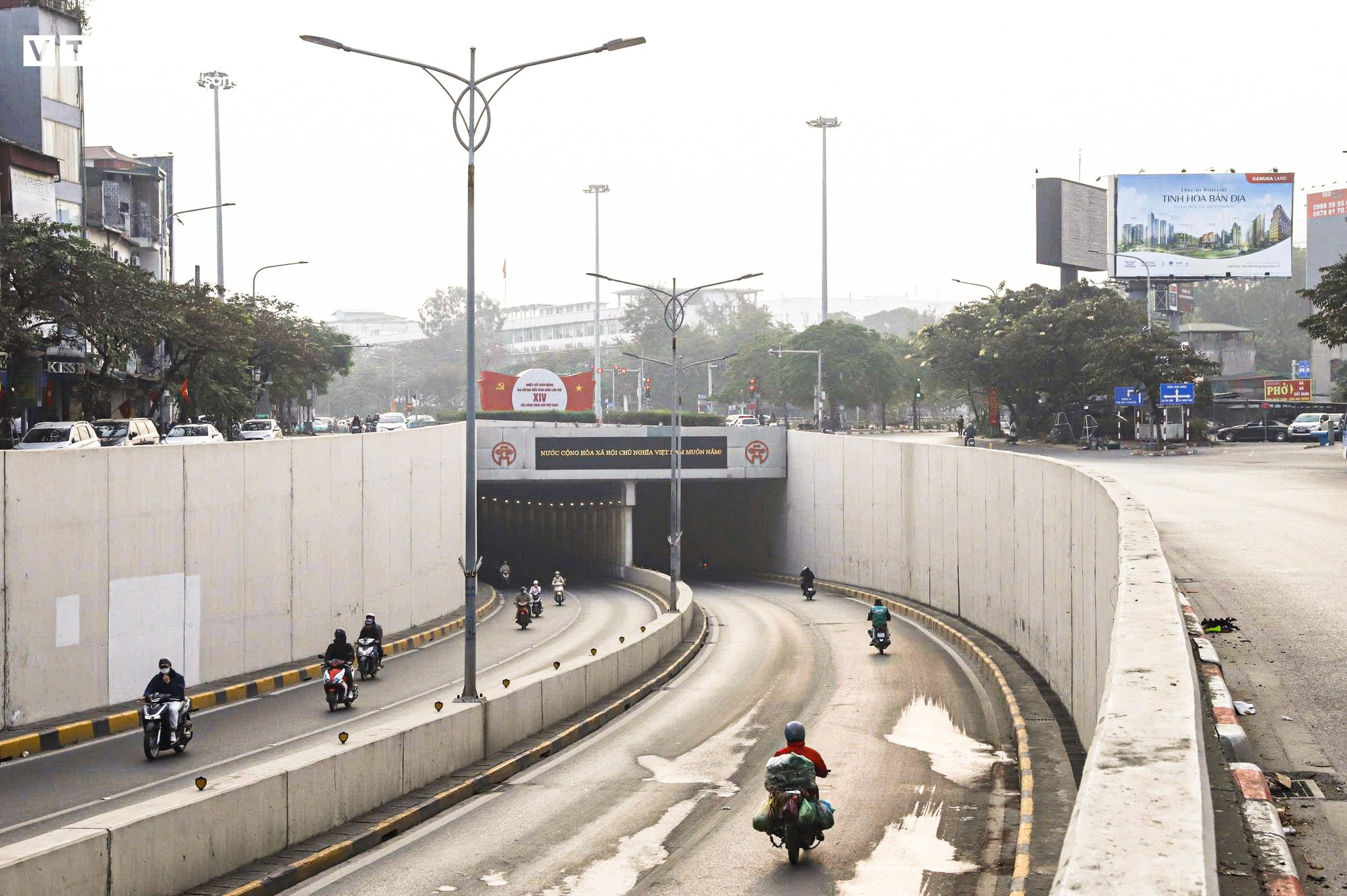 Người H&agrave; Nội đổ về Hồ Gươm, diện &aacute;o d&agrave;i chụp ảnh trong ng&agrave;y đầu năm mới- Ảnh 17.