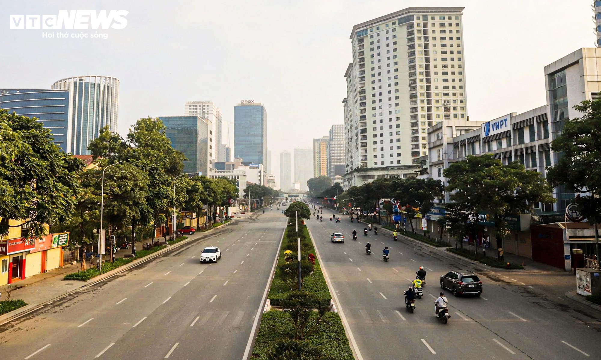 Người H&agrave; Nội đổ về Hồ Gươm, diện &aacute;o d&agrave;i chụp ảnh trong ng&agrave;y đầu năm mới- Ảnh 18.
