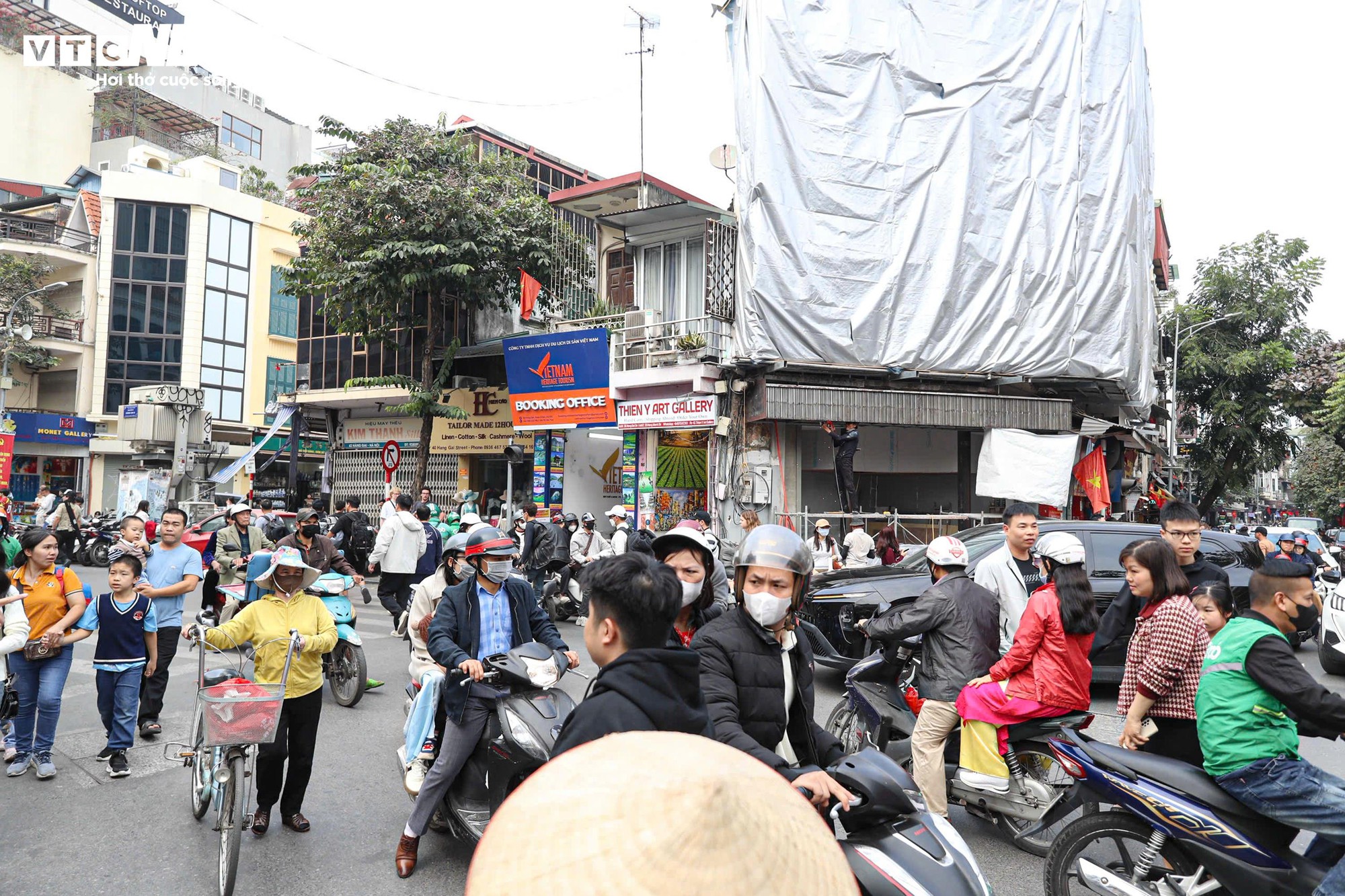 Người H&agrave; Nội đổ về Hồ Gươm, diện &aacute;o d&agrave;i chụp ảnh trong ng&agrave;y đầu năm mới- Ảnh 2.