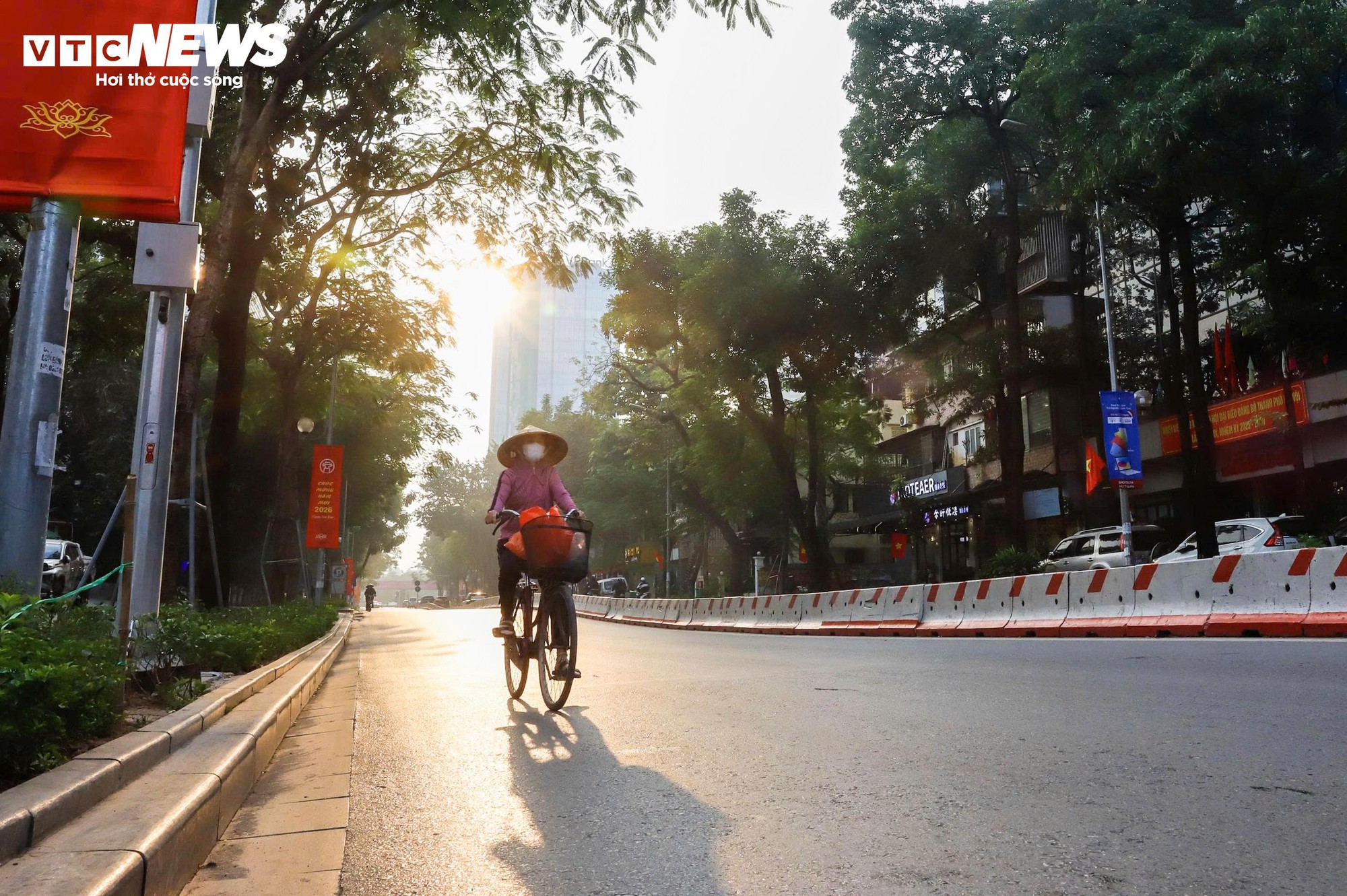 Người H&agrave; Nội đổ về Hồ Gươm, diện &aacute;o d&agrave;i chụp ảnh trong ng&agrave;y đầu năm mới- Ảnh 19.