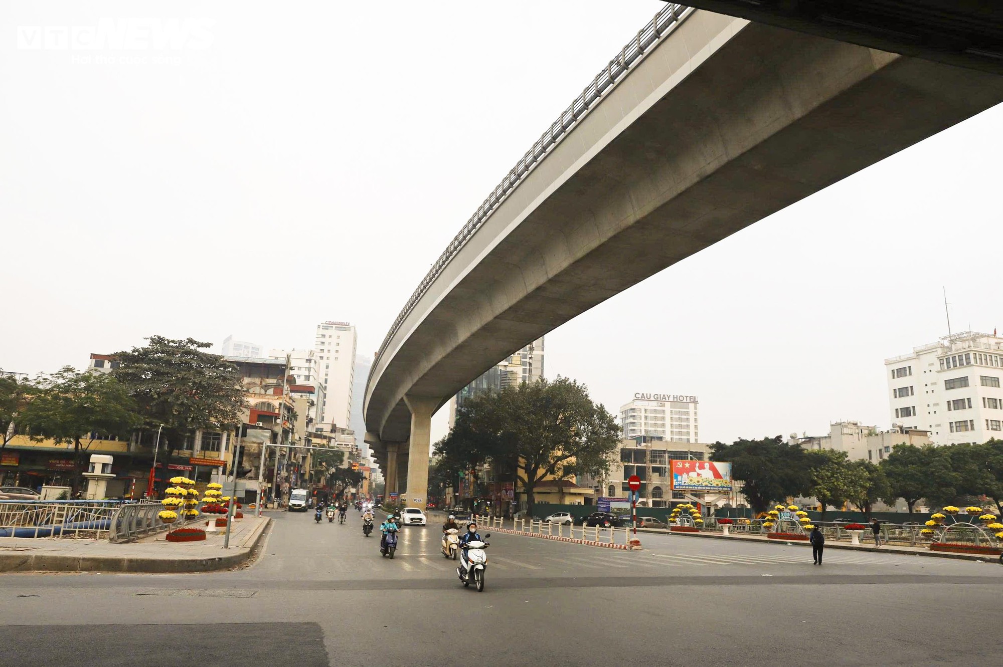 Người H&agrave; Nội đổ về Hồ Gươm, diện &aacute;o d&agrave;i chụp ảnh trong ng&agrave;y đầu năm mới- Ảnh 20.
