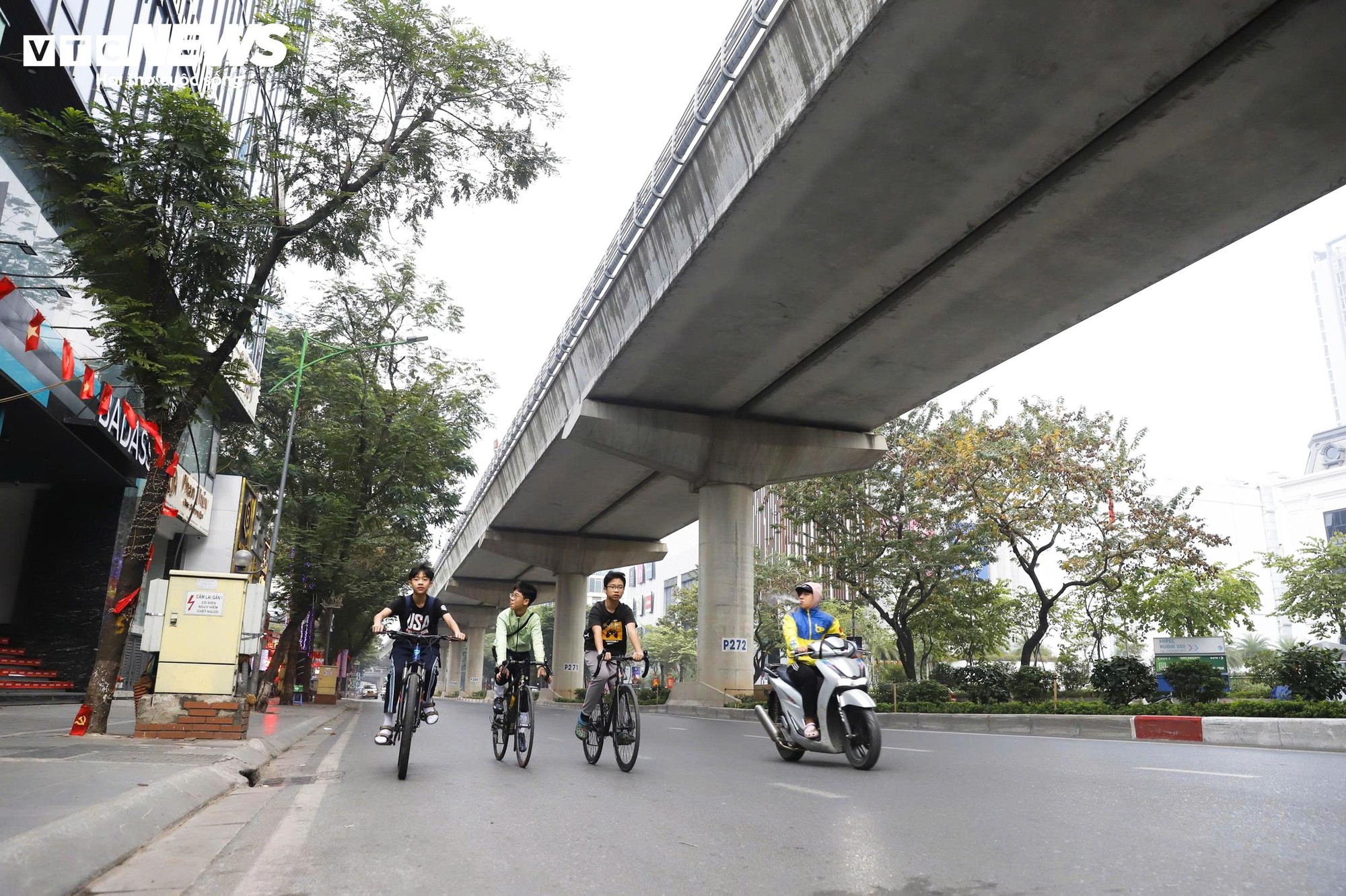 Người H&agrave; Nội đổ về Hồ Gươm, diện &aacute;o d&agrave;i chụp ảnh trong ng&agrave;y đầu năm mới- Ảnh 21.
