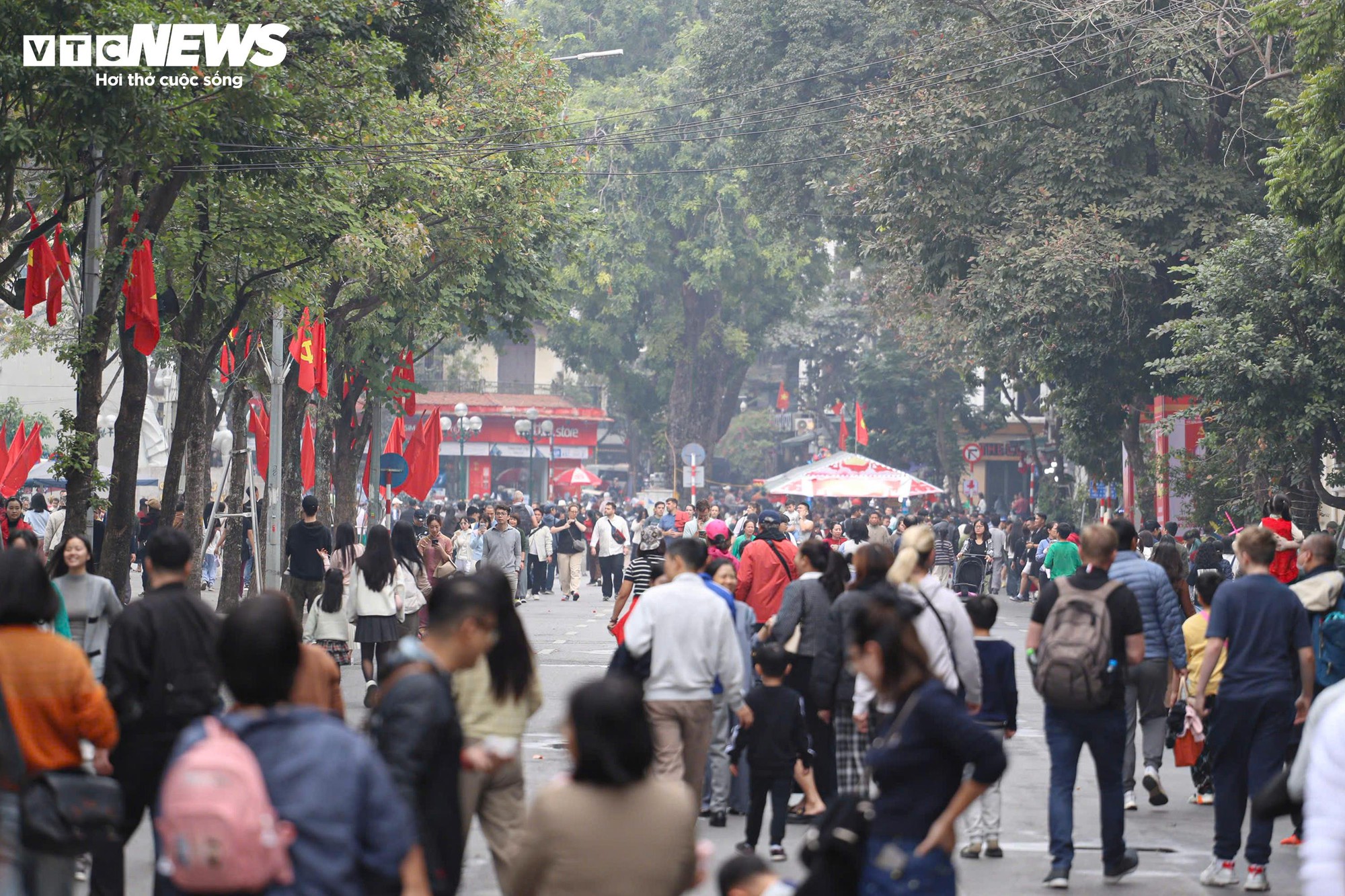 Người H&agrave; Nội đổ về Hồ Gươm, diện &aacute;o d&agrave;i chụp ảnh trong ng&agrave;y đầu năm mới- Ảnh 3.