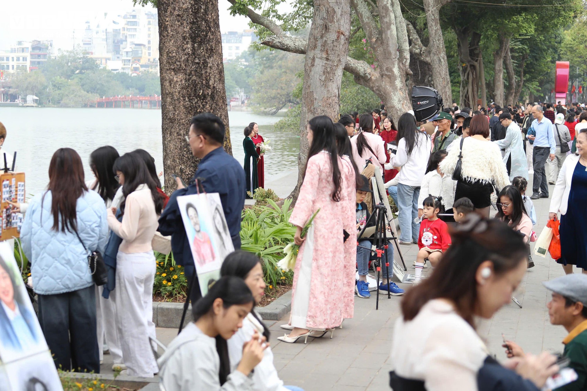 Người H&agrave; Nội đổ về Hồ Gươm, diện &aacute;o d&agrave;i chụp ảnh trong ng&agrave;y đầu năm mới- Ảnh 7.