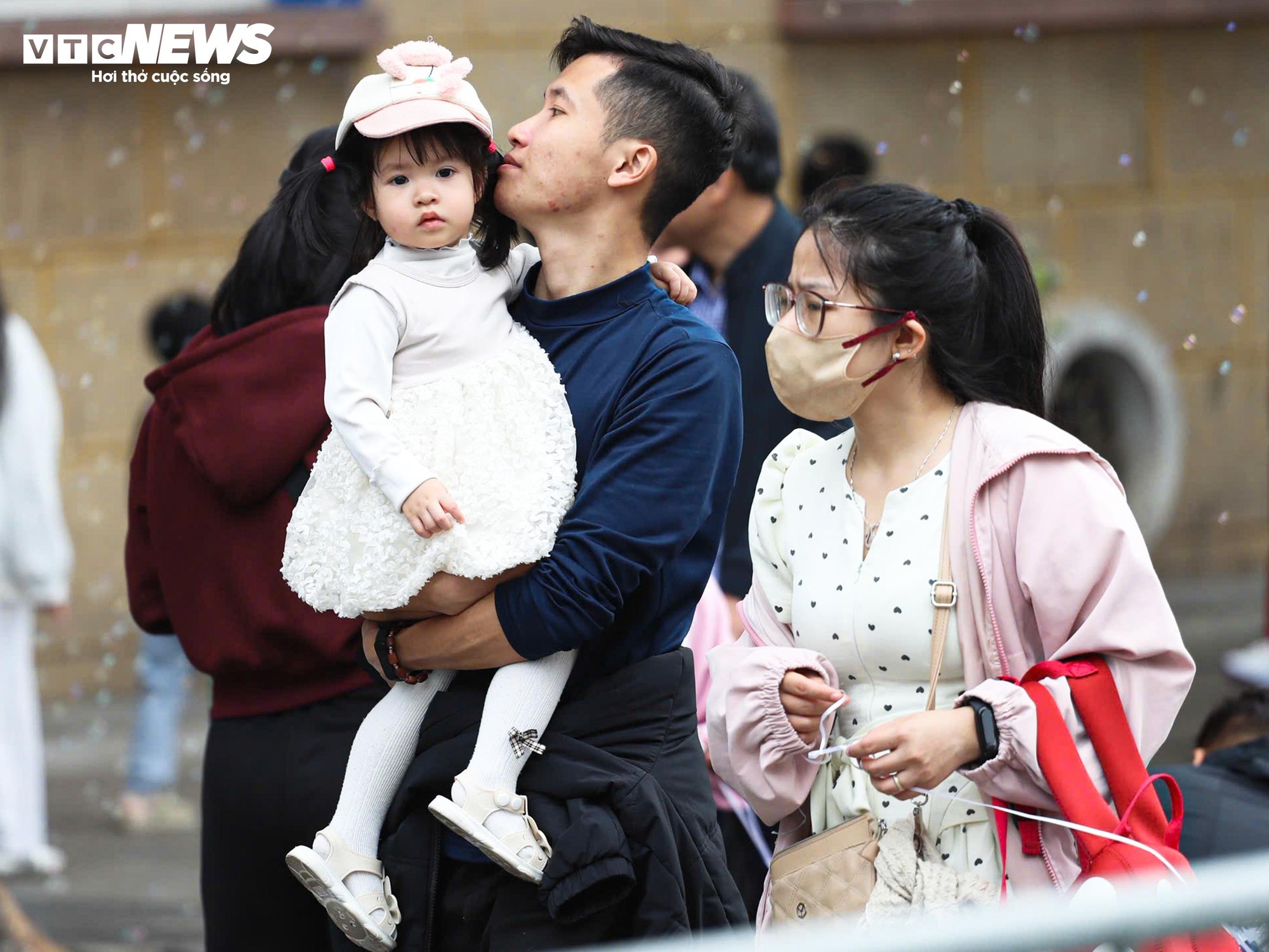 Người H&agrave; Nội đổ về Hồ Gươm, diện &aacute;o d&agrave;i chụp ảnh trong ng&agrave;y đầu năm mới- Ảnh 5.