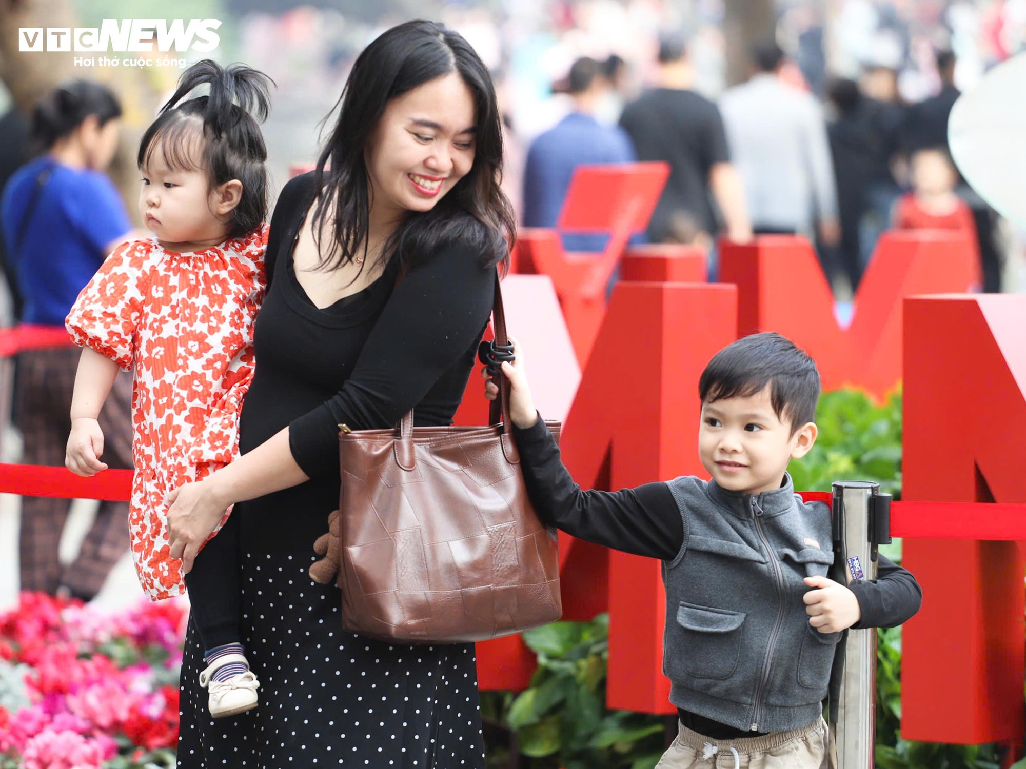 Người H&agrave; Nội đổ về Hồ Gươm, diện &aacute;o d&agrave;i chụp ảnh trong ng&agrave;y đầu năm mới- Ảnh 4.