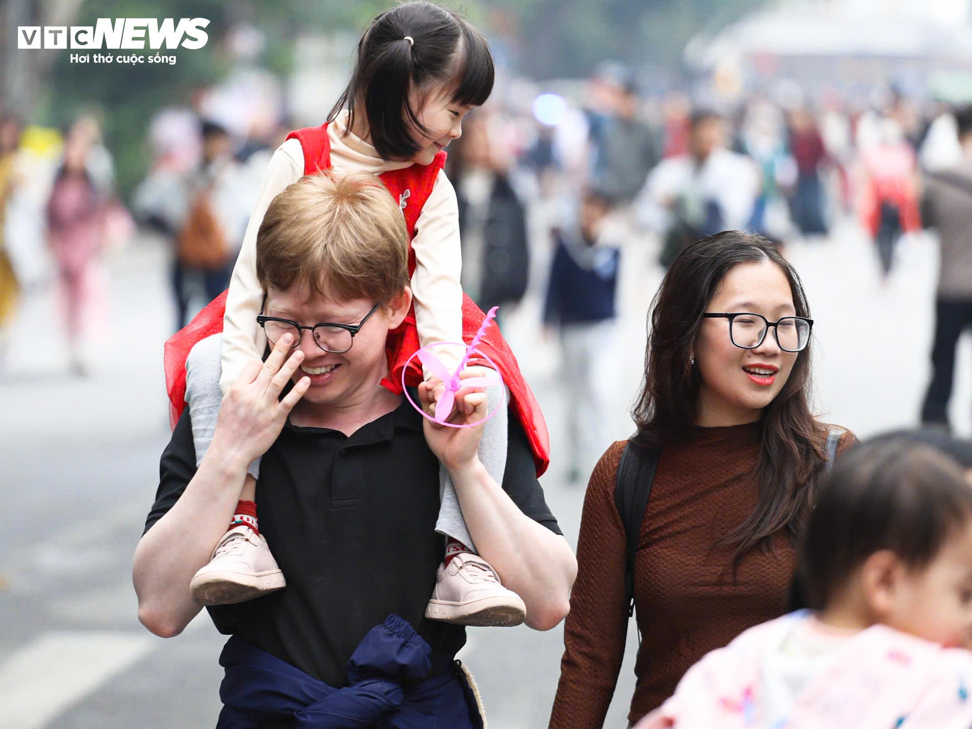Người H&agrave; Nội đổ về Hồ Gươm, diện &aacute;o d&agrave;i chụp ảnh trong ng&agrave;y đầu năm mới- Ảnh 6.