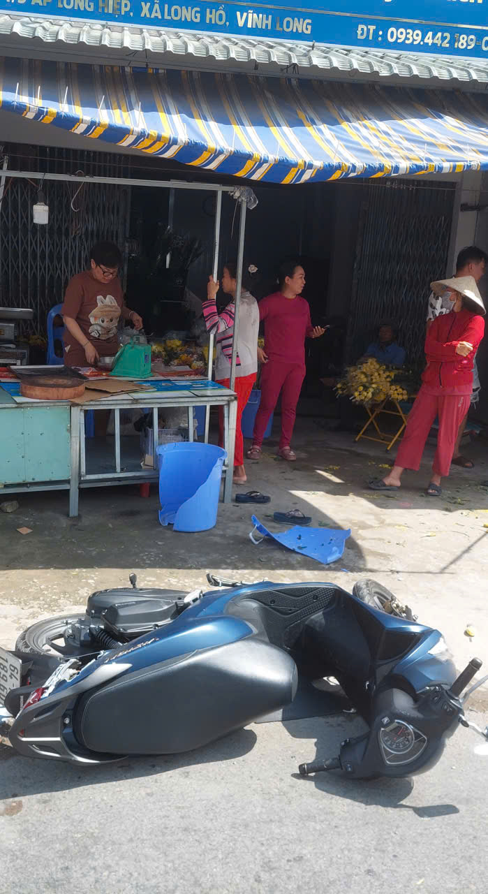 Kinh ho&agrave;ng khoảnh khắc b&aacute;nh xe sơ-mi rơ-mooc bay thẳng v&agrave;o 2 người phụ nữ- Ảnh 1.