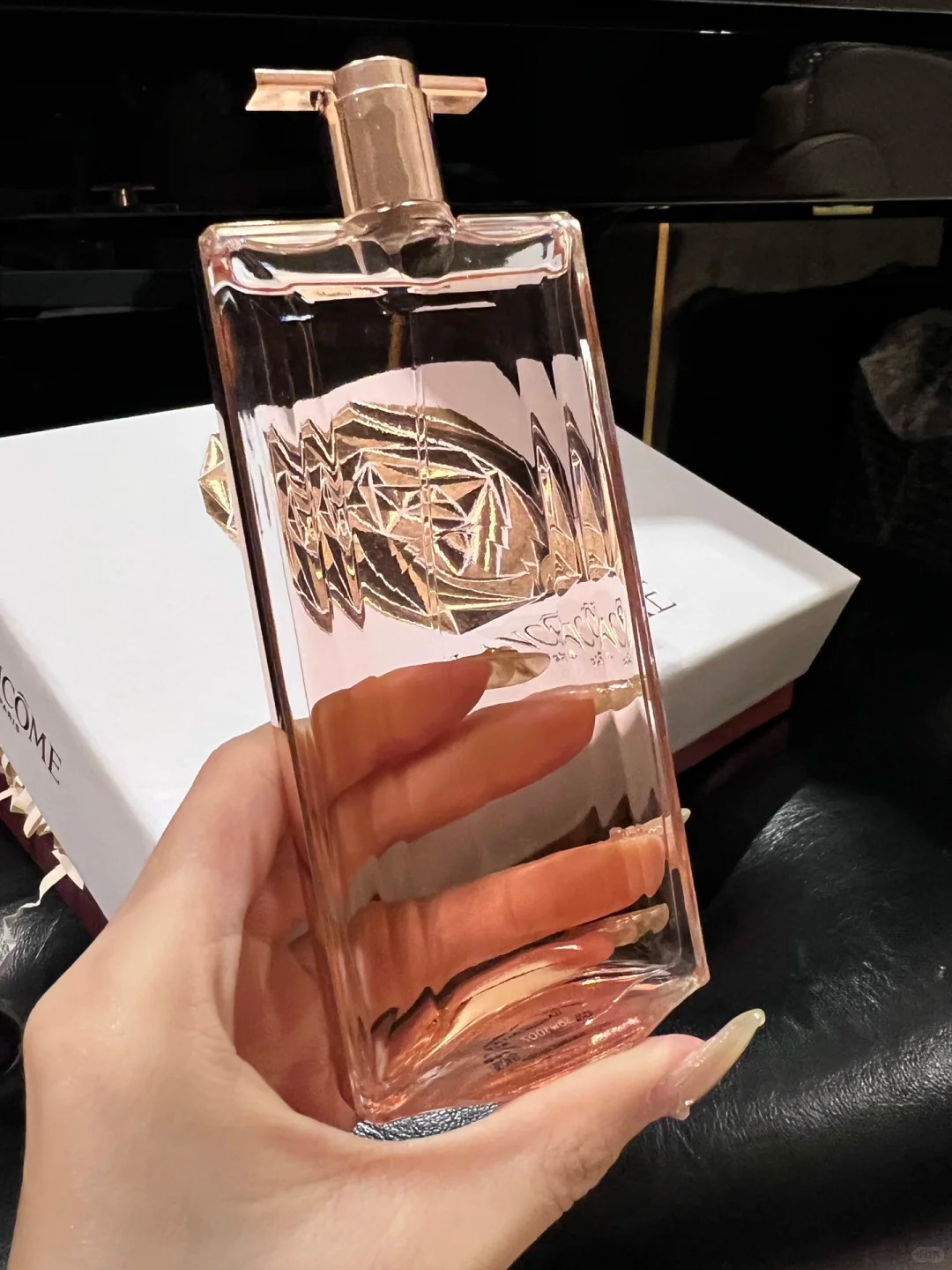 Đ&oacute;n năm mới thật thơm: 5 chai nước hoa dễ d&ugrave;ng, m&ugrave;i hương ai cũng thấy dễ chịu- Ảnh 3.